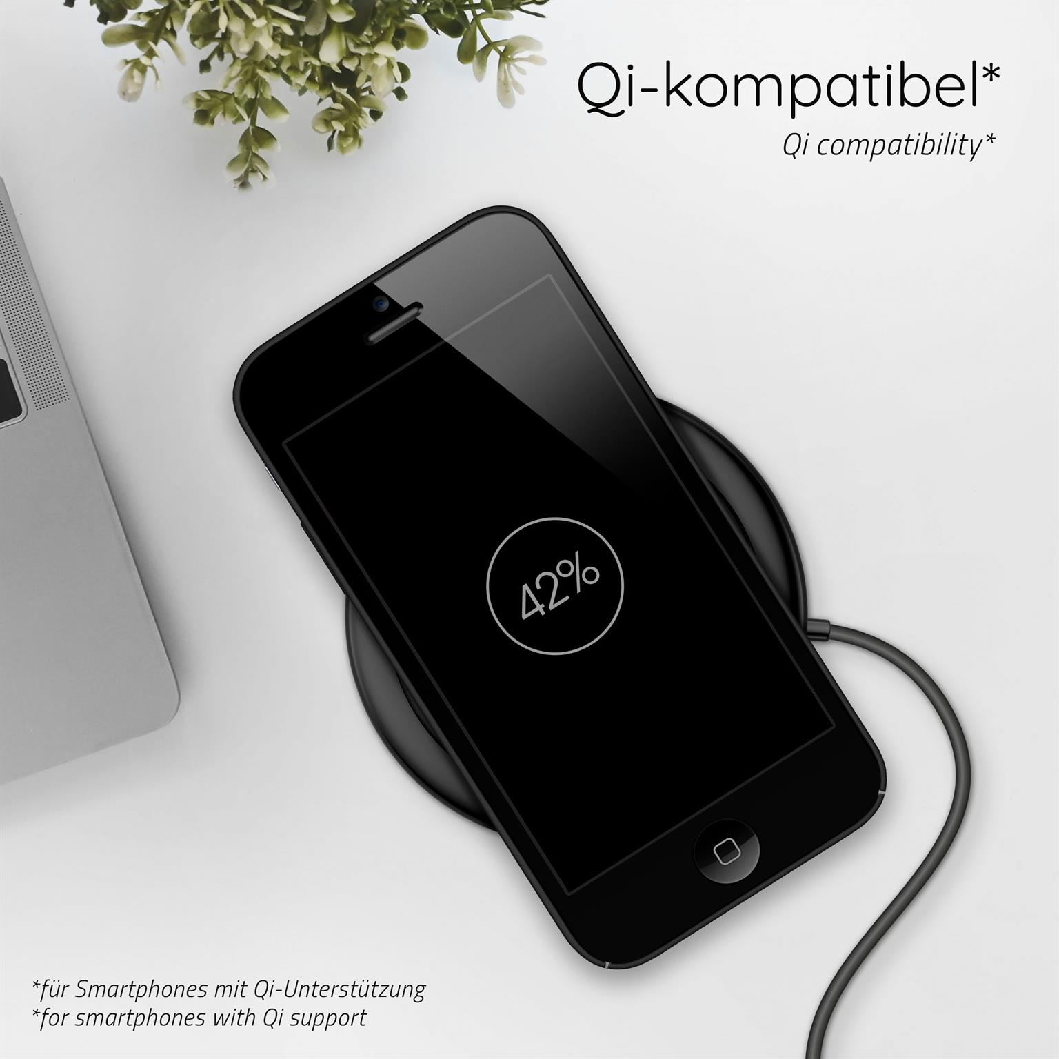 Ein Telefon auf einer Ladestation, 42% geladen, Text: Qi-Kompatibilität, auf weißer Oberfläche.