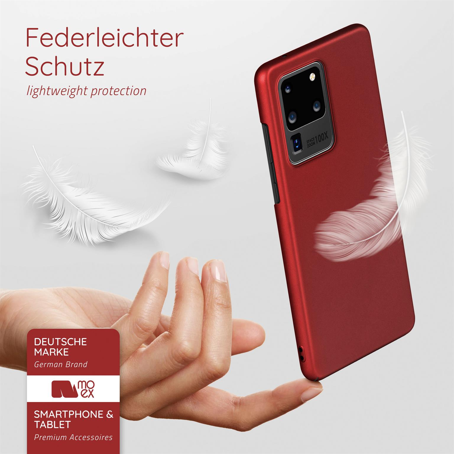 Rotes Telefon in einer Hand, mit Federn, Text und Logo auf dem Bildhintergrund.