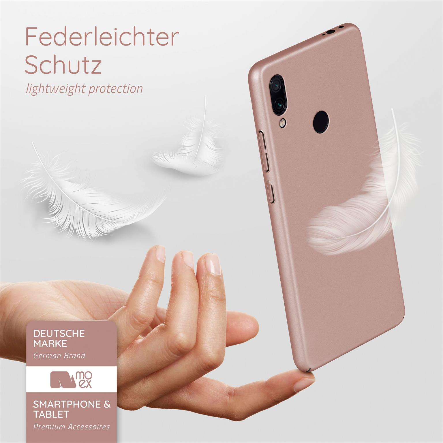 Rosa Handyhülle mit drei weißen Federn, die schweben. Hand, die die Handyhülle hält. Deutsches Markenlogo und Siegel.