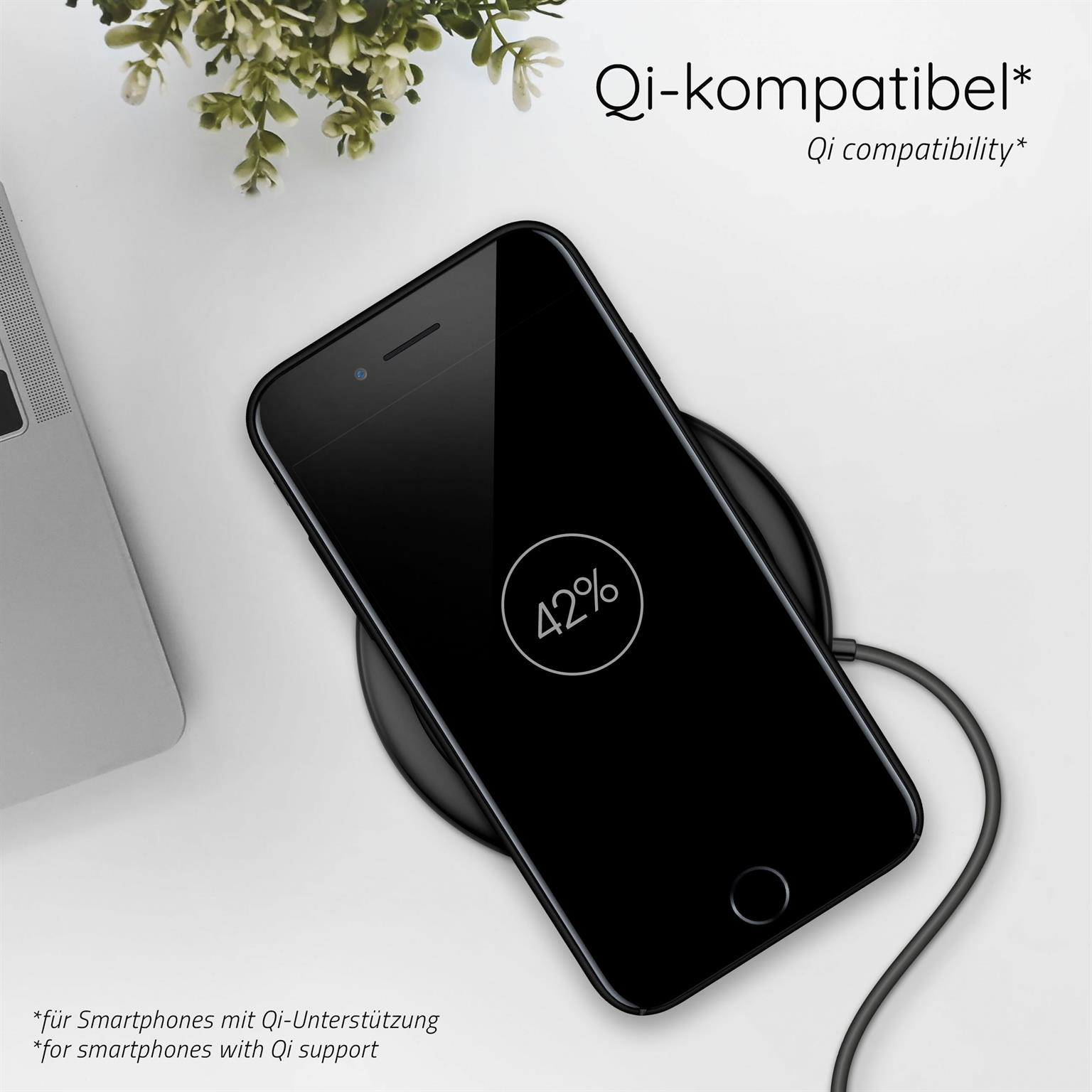 Schwarzes Smartphone auf kabellosem Ladegerät, 42% Ladung. Laptop im Hintergrund.