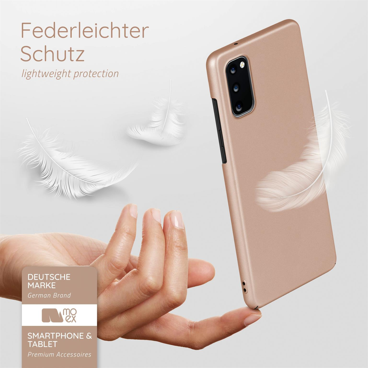 Hand hält eine Handyhülle. Federn schweben um die Hülle. Goldfarbene Hülle.