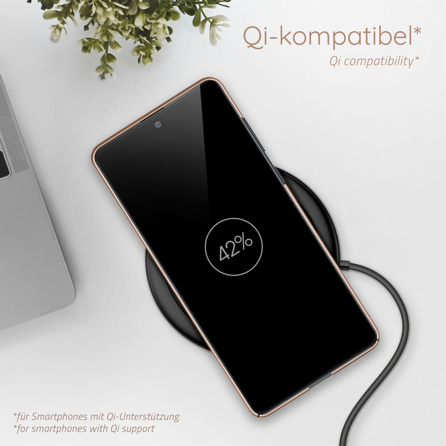 Ein Telefon wird auf einem schwarzen kabellosen Ladepad aufgeladen. Der Bildschirm zeigt 42% Akku.
