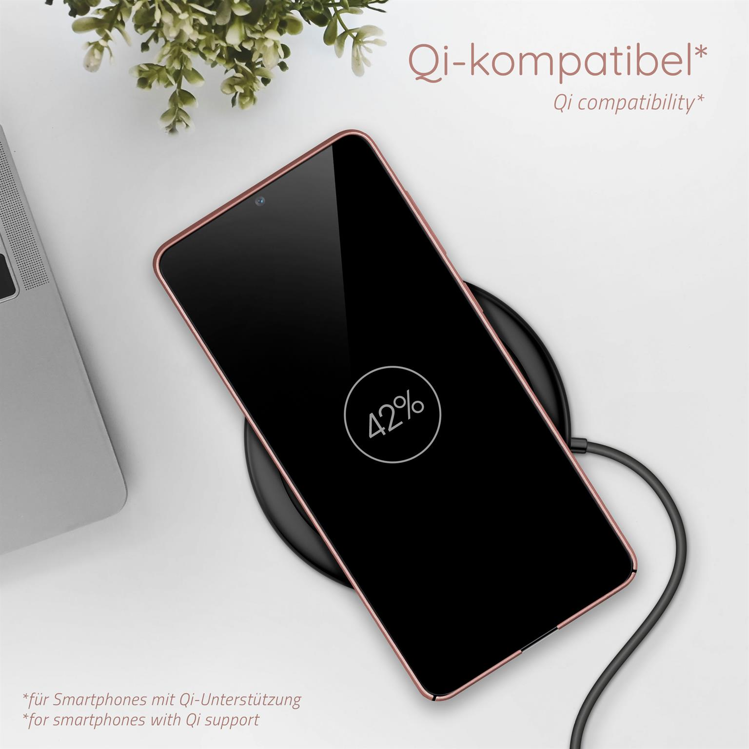 Ein Smartphone wird auf einem kabellosen Ladegerät aufgeladen. Der Bildschirm zeigt 42% Akku.