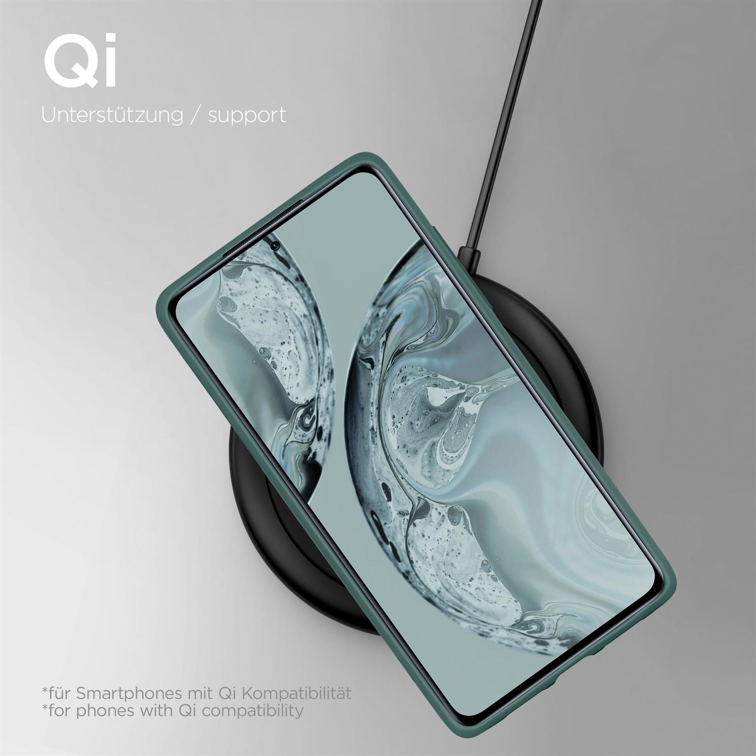 Ein Telefon auf einem kabellosen Ladegerät. Das Telefon hat eine grüne Hülle, das Ladegerät ist schwarz.