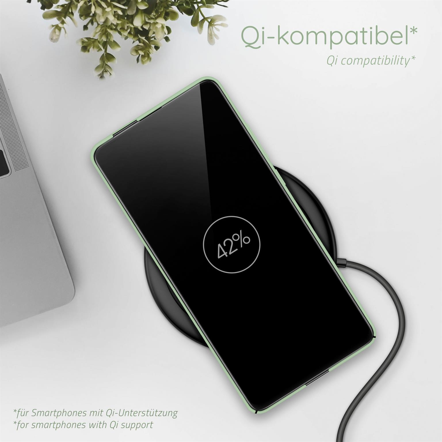 Telefon in grüner Hülle, kabellos geladen. Der Bildschirm zeigt 42%.