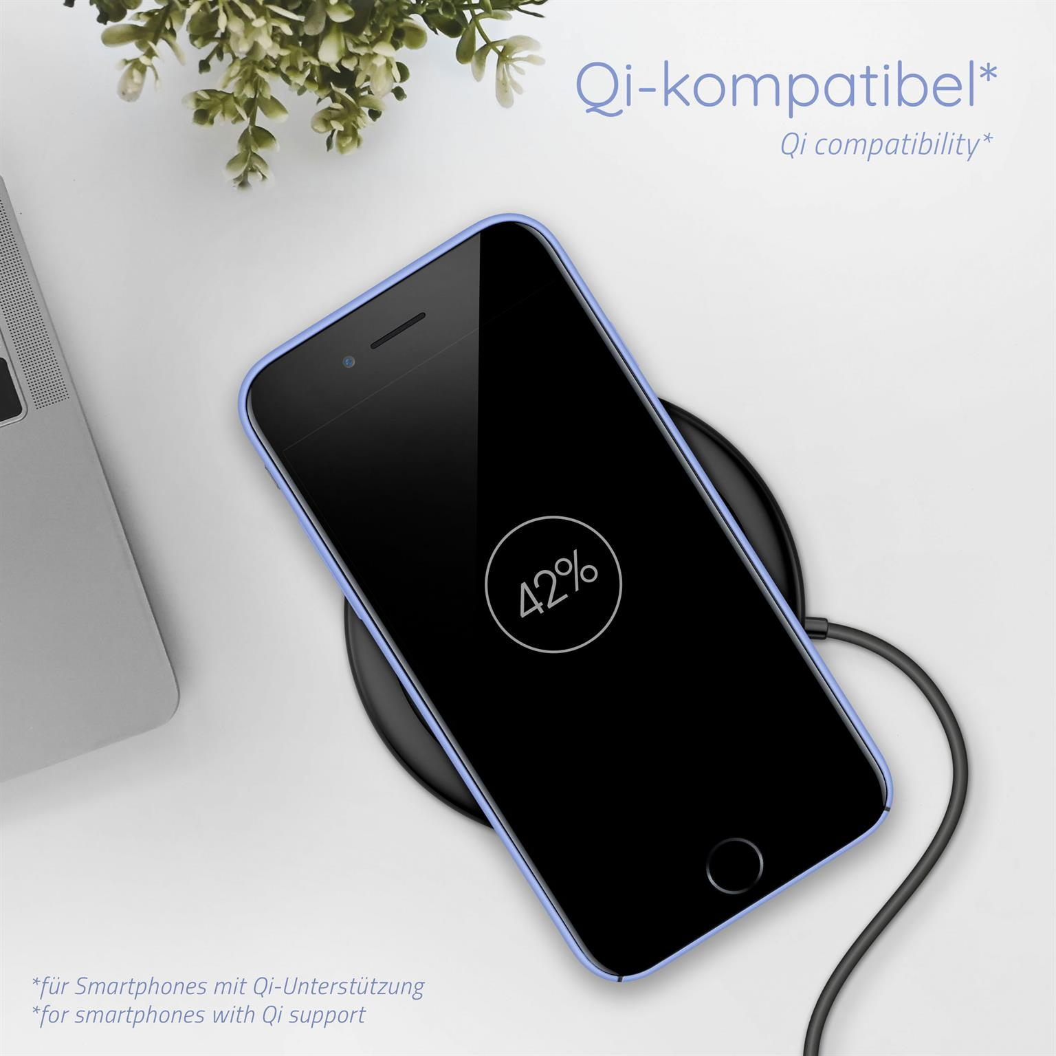 Ein Telefon mit hellblauem Gehäuse wird auf einem schwarzen kabellosen Ladegerät geladen. Telefon zeigt 42% an.