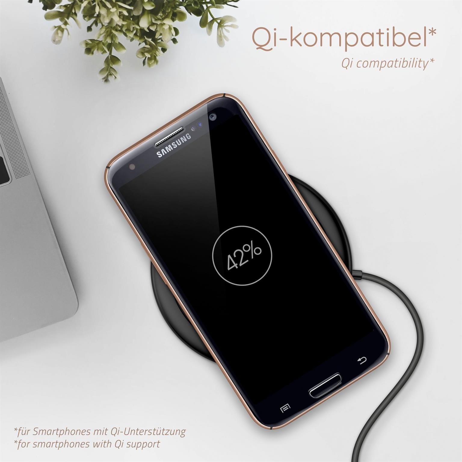 Smartphone auf kabellosem Ladegerät, zeigt 42% Ladung. Qi-kompatibel mit schwarzem Kabel.