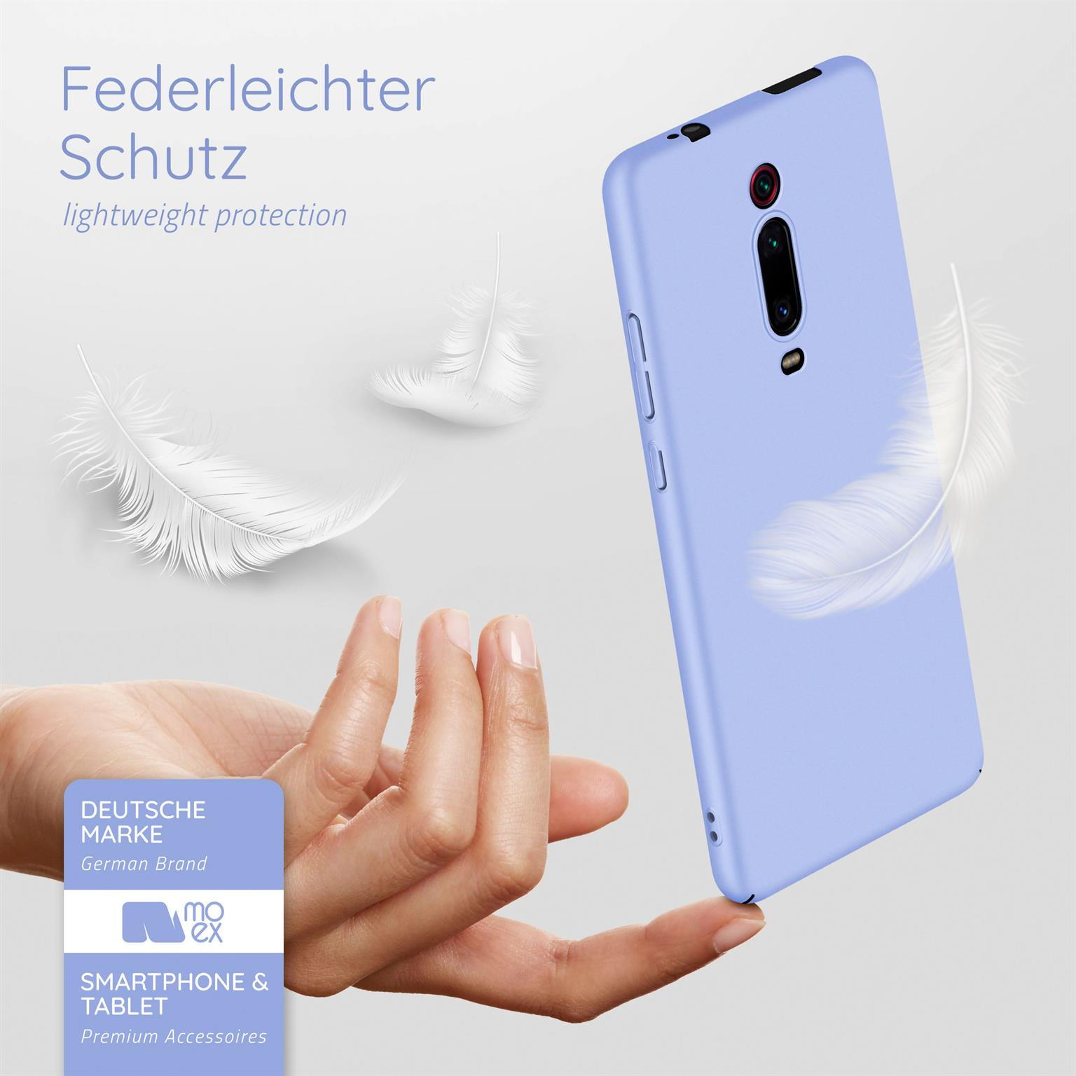 Hand hält eine lila Handyhülle. Weiße Federn schweben im Hintergrund. Text: Deutsche Marke.