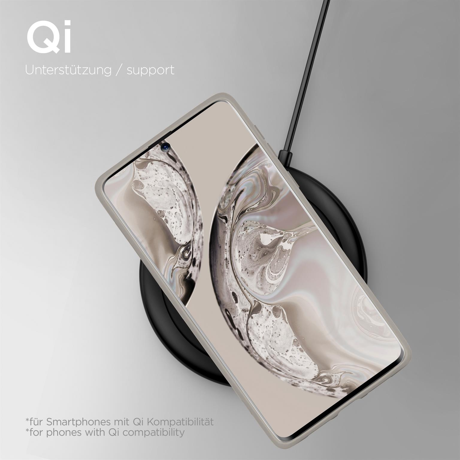 Telefon in hellgrauer Hülle lädt auf schwarzem kabellosen Ladepad.