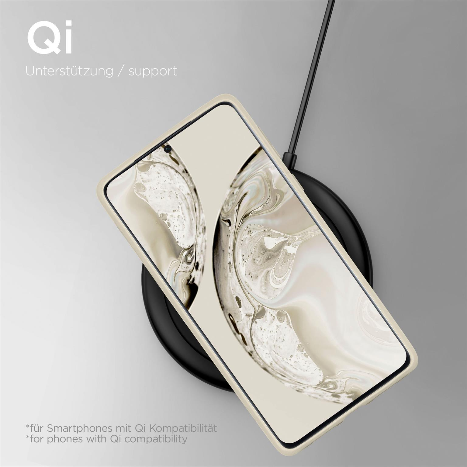 Ein Telefon, das kabellos auf einem Ladepad geladen wird, zeigt ein Ladesymbol.