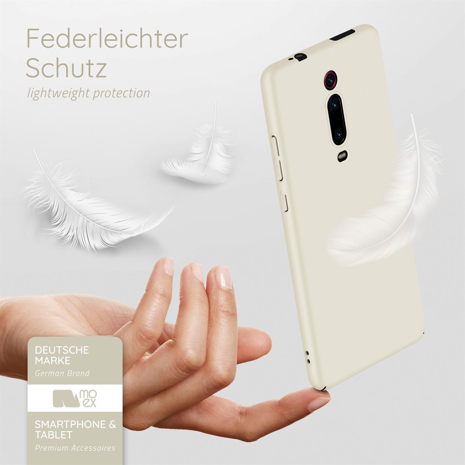 Hand, die eine cremefarbene Handyhülle mit weißen Federn hält. Weißer Hintergrund.