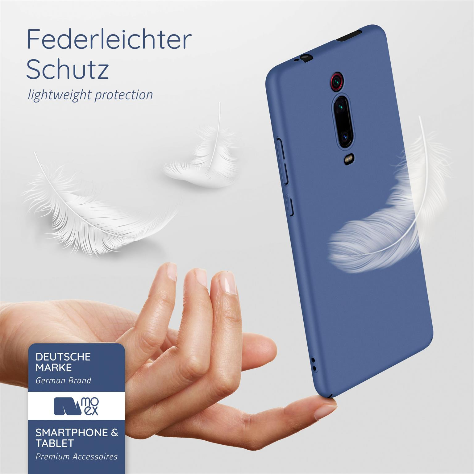 Hand hält eine blaue Handyhülle. Federn schweben um die Hülle.