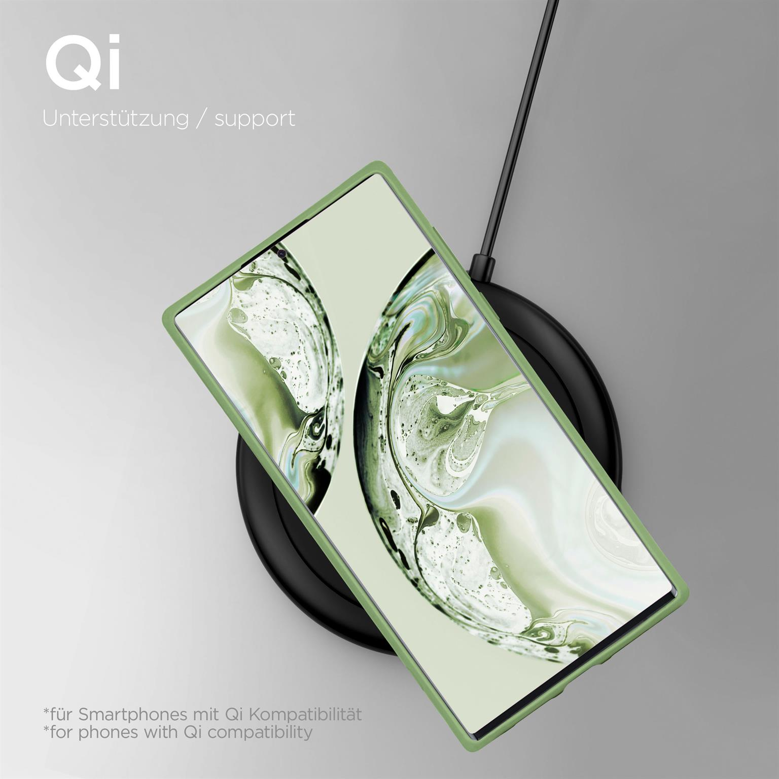 Grünes Telefon auf schwarzem kabellosen Ladegerät.