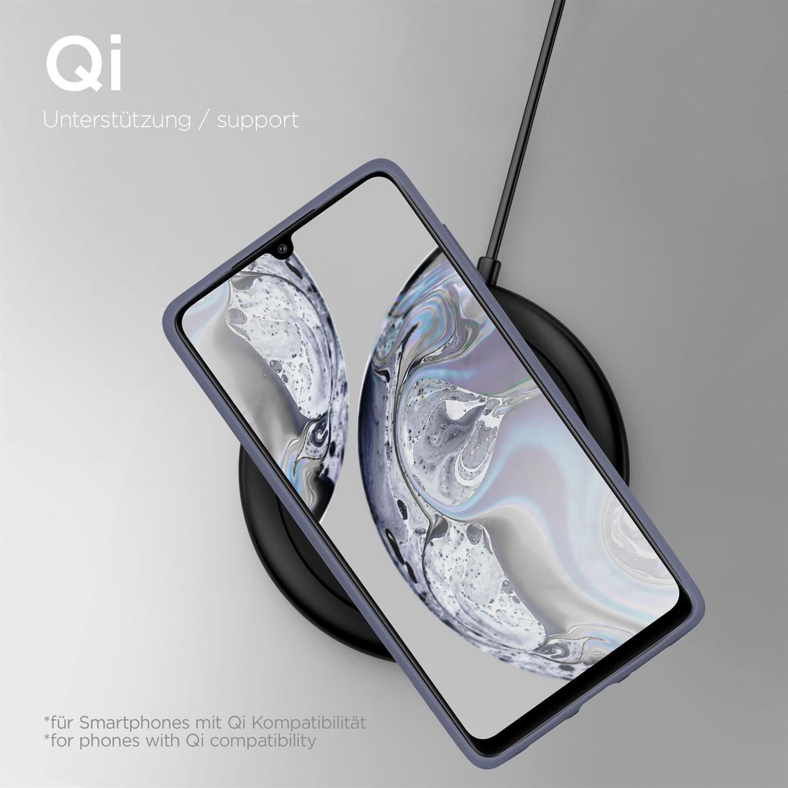 Telefon in blauer Hülle lädt kabellos. Schwarzes Ladegerät, Telefon abgewinkelt, Qi-Unterstützung Text.
