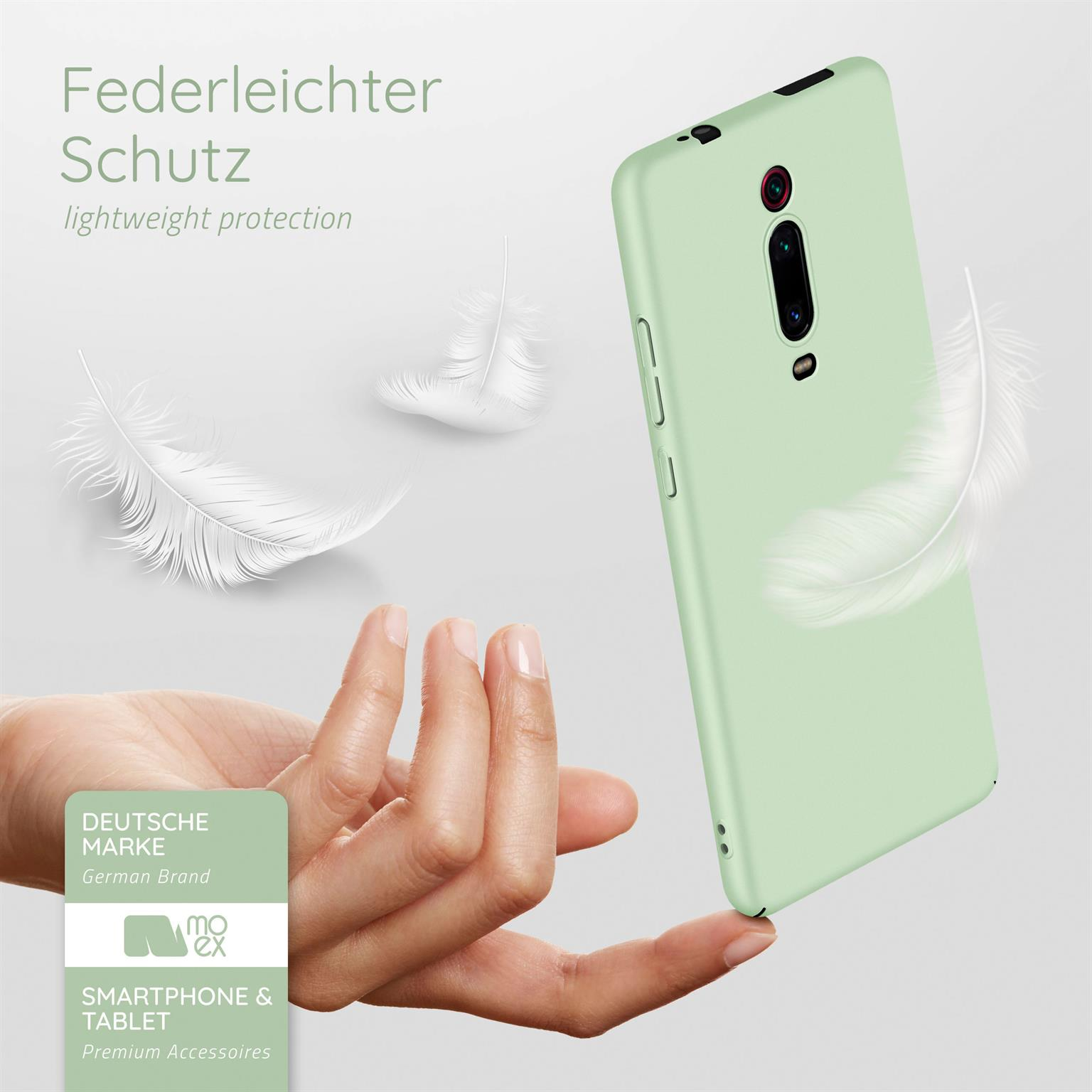 Grüne Handy-Hülle mit einem Telefon. Hand, die das Telefon hält. Federn im Hintergrund.