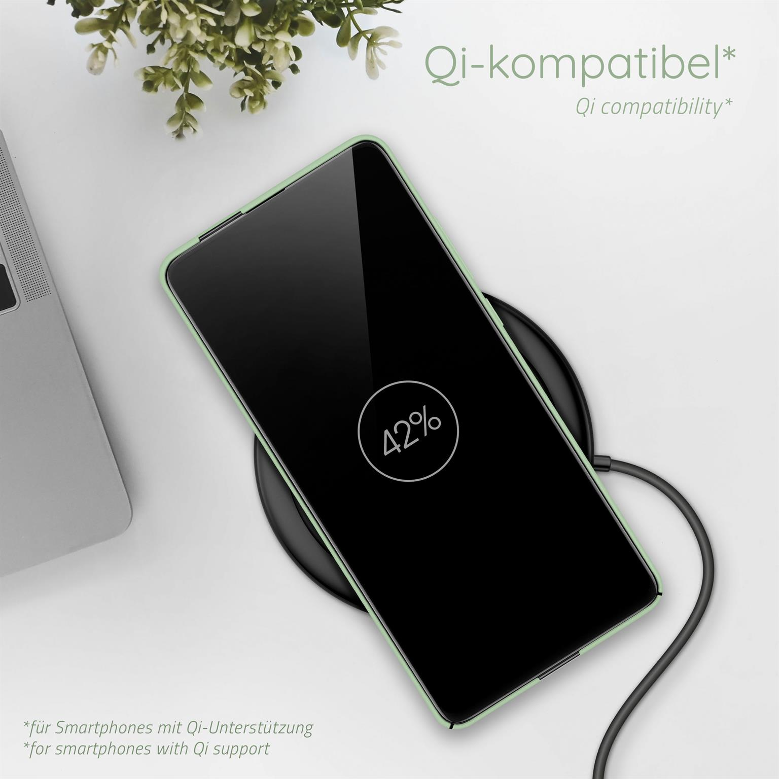 Telefon mit grüner Hülle auf kabellosem Ladegerät. 42 % geladen.