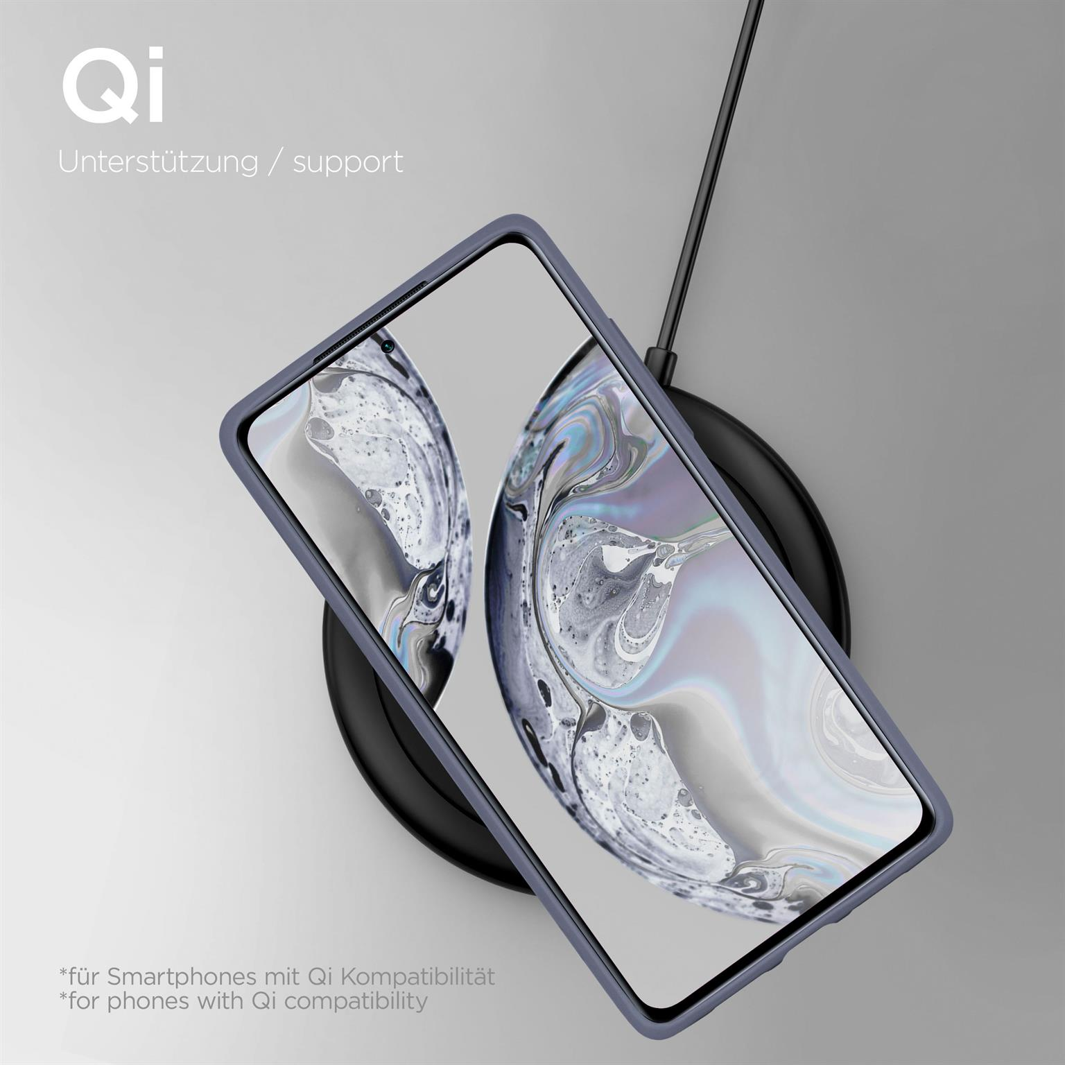 Telefon auf kabellosem Ladegerät, Text "Qi". Blaue Handyhülle.