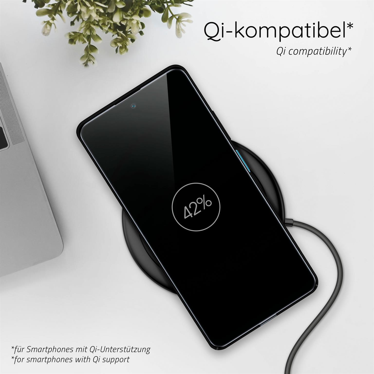 Smartphone, der auf einem schwarzen, kabellosen Ladegerät geladen wird. Das Telefon zeigt 42% Akku.
