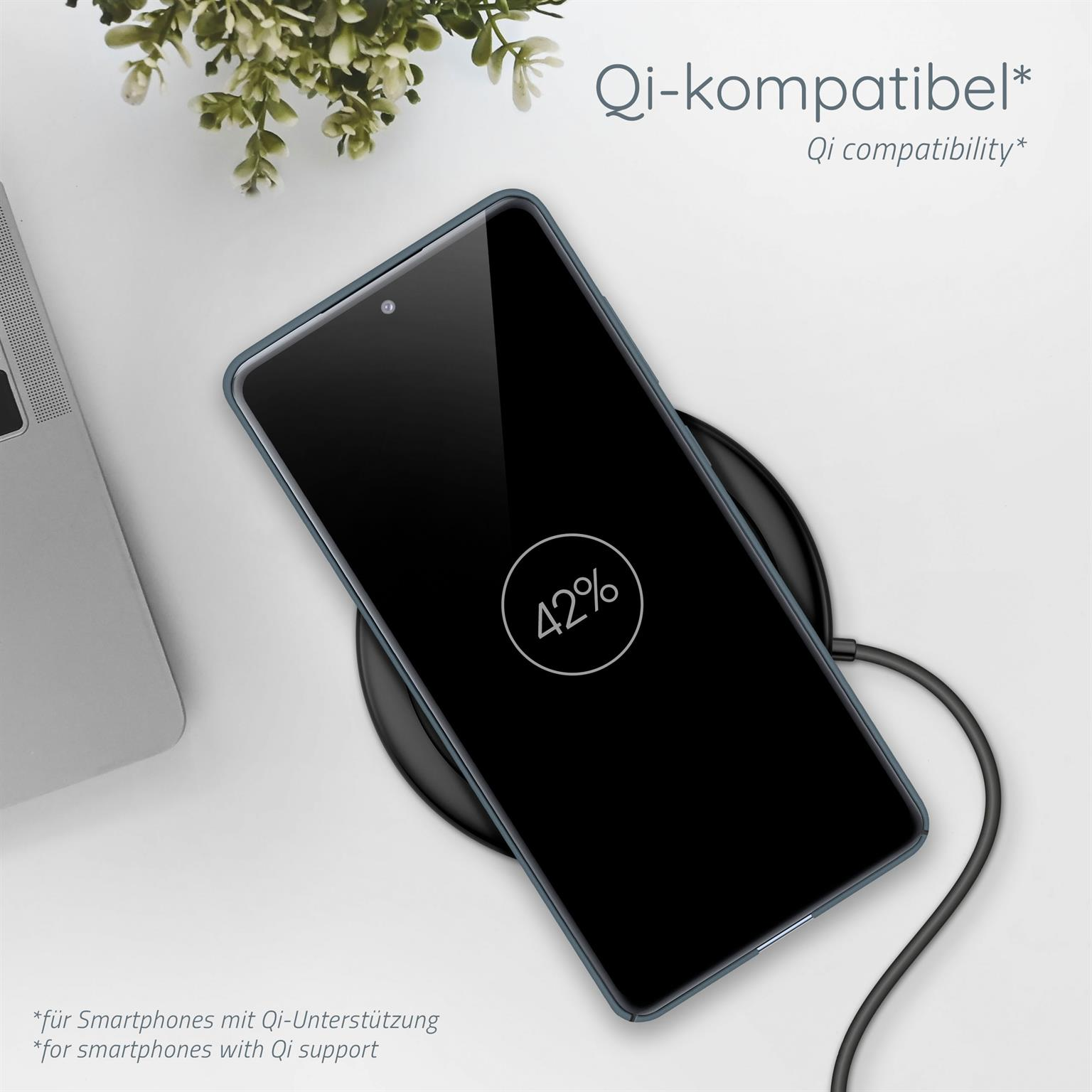 Ein Telefon, das drahtlos geladen wird. Das Telefon ist schwarz, und das Ladegerät ist ebenfalls schwarz. 42% geladen.