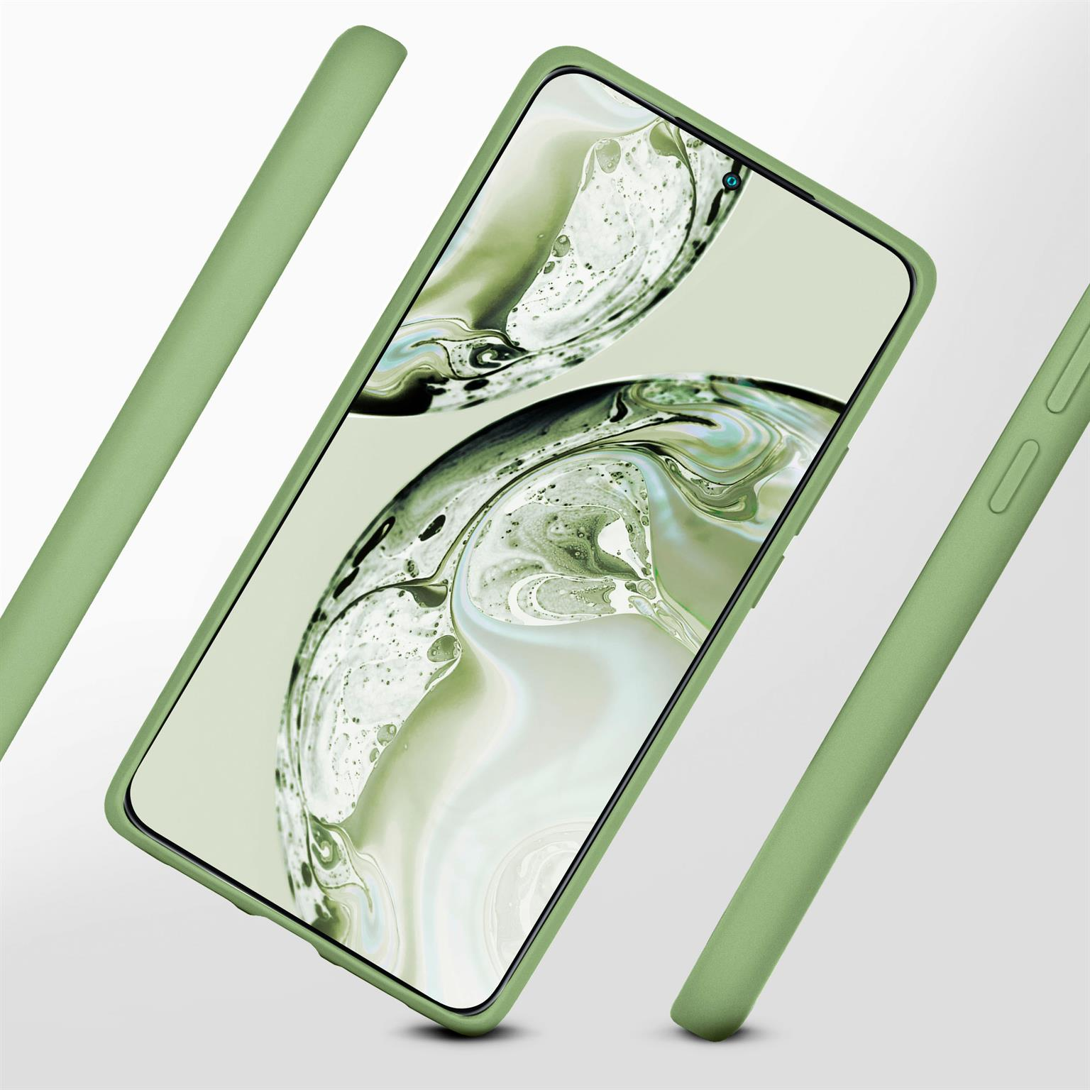 Handyhülle mit Handy. Die Hülle ist grün, der Bildschirm zeigt ein grünes abstraktes Bild.