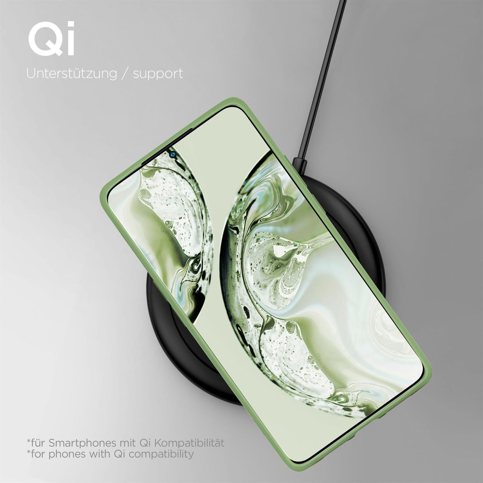 Grünes Telefon in Hülle lädt drahtlos. Text: Qi-Kompatibilität.
