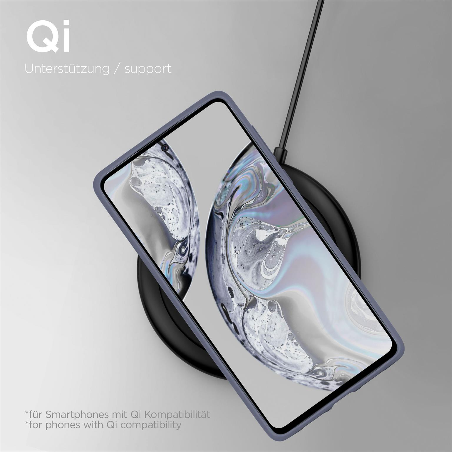 Telefon in blauer Hülle lädt kabellos. Schwarzes Ladegerät, Telefon abgewinkelt, Qi-Unterstützung Text.