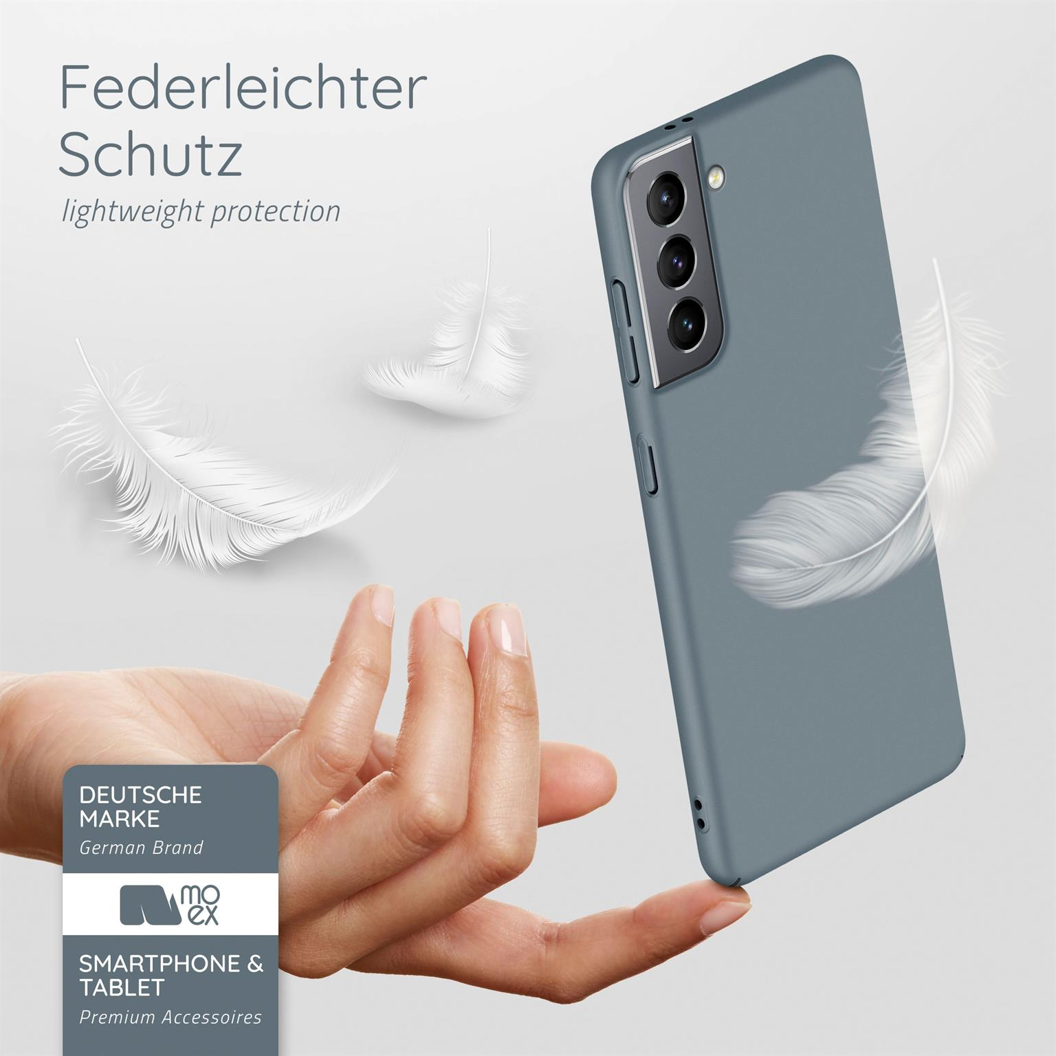 Hand hält blaue Handyhülle. Drei weiße Federn schweben. Leichter Schutz.