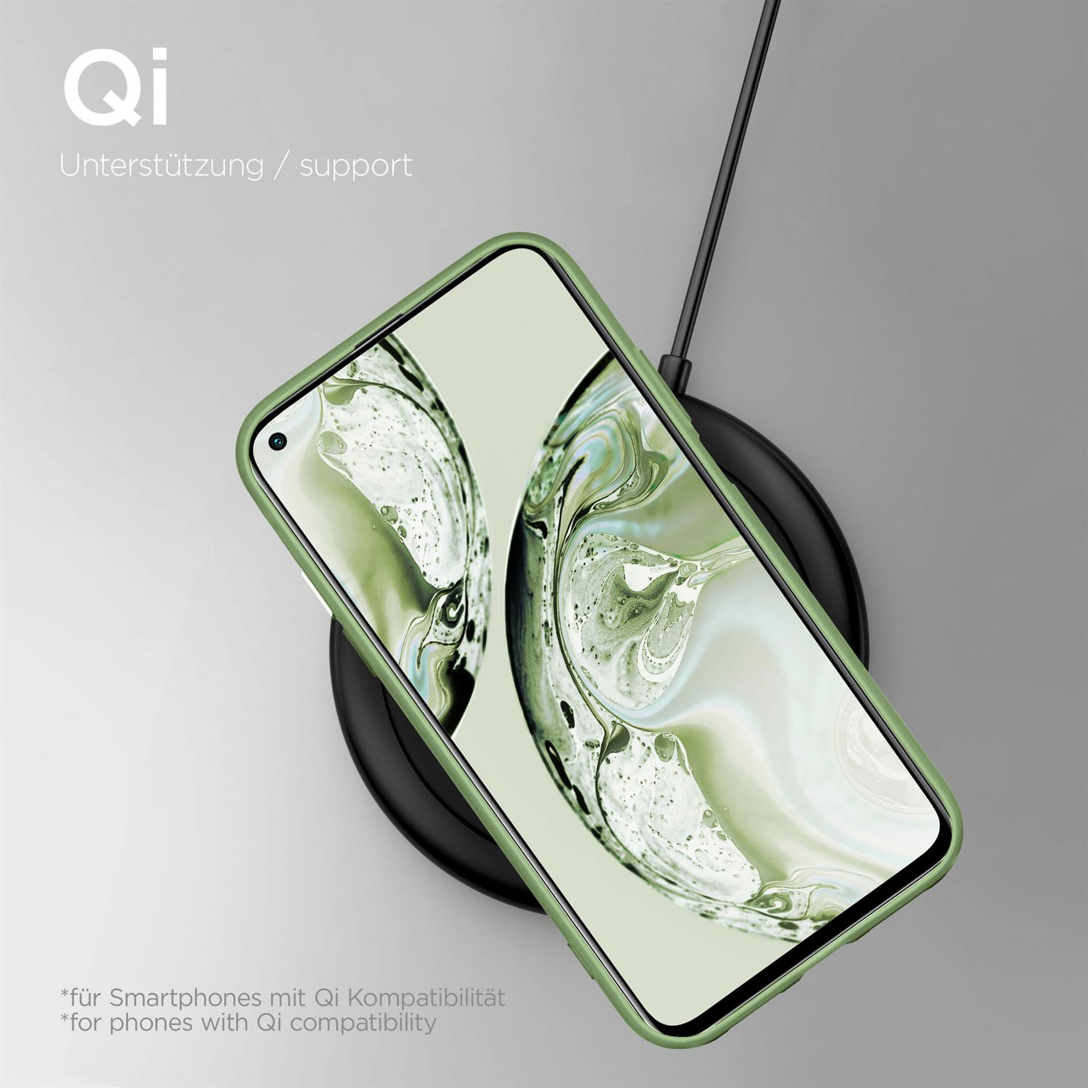 Ein Telefon in einem grünen Gehäuse, das kabellos geladen wird.