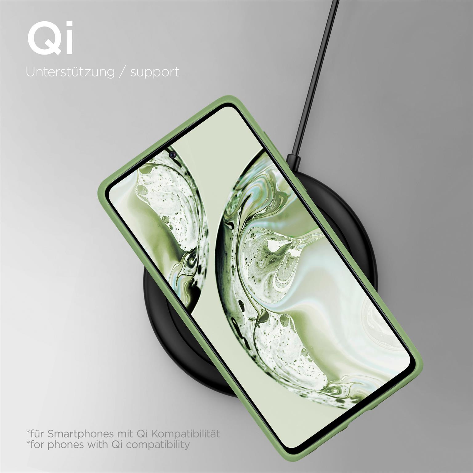 Telefon in grüner Hülle auf kabellosem Ladegerät. Text und Grafik im Hintergrund.