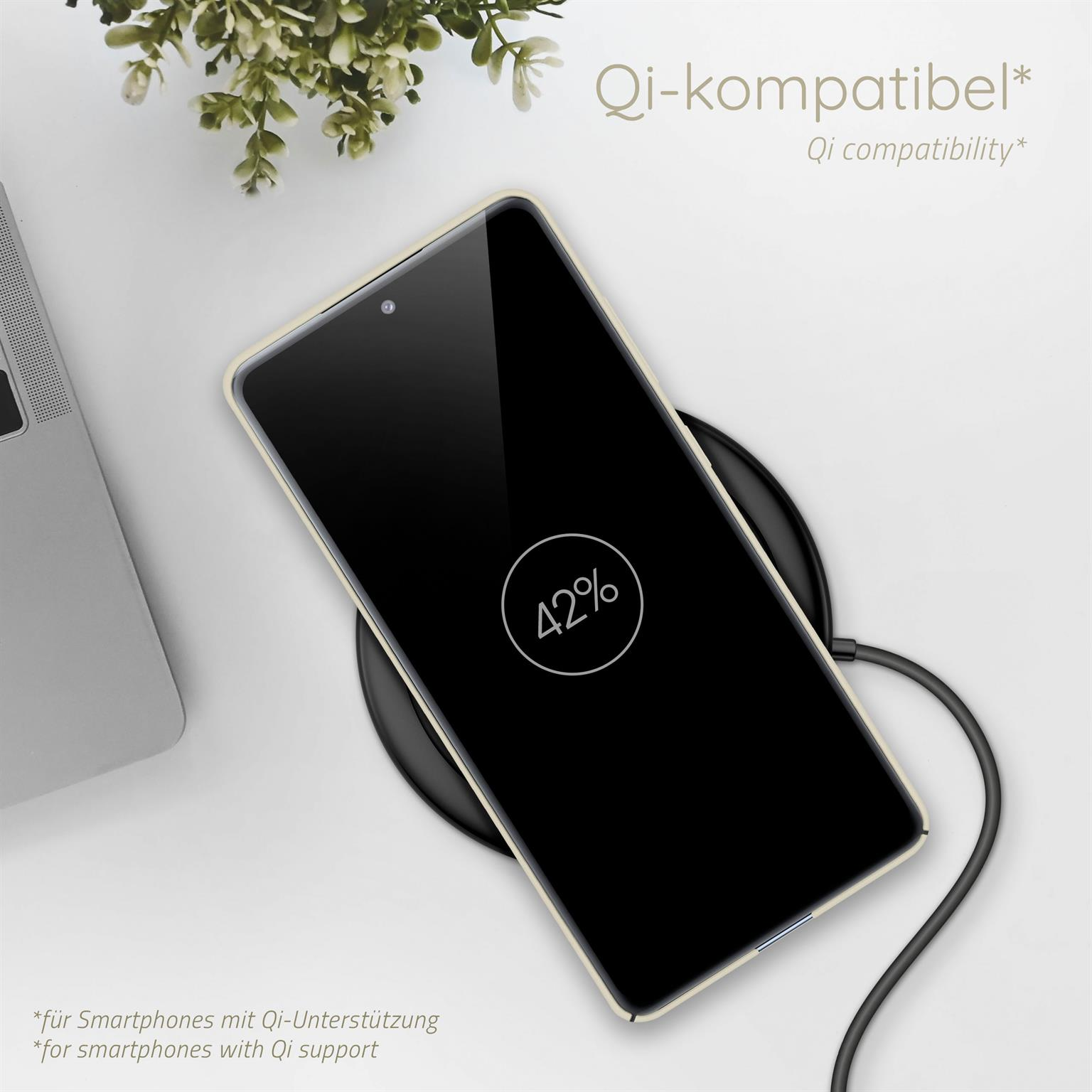 Ein Telefon lädt auf einem kabellosen Ladegerät, mit 42% auf dem Bildschirm.