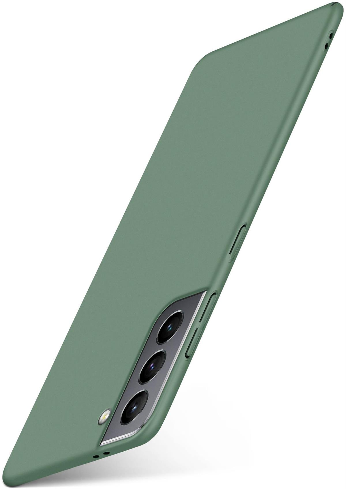 Grüne Handyhülle. Schräge Ansicht, schlichtes Design, glatte Oberfläche, Kameraausschnitt und Seitentasten.