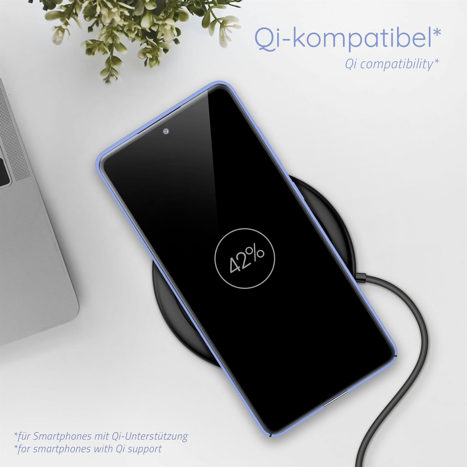 Ein Smartphone wird kabellos geladen. Der Bildschirm zeigt 42%. Ein schwarzes Ladepad wird verwendet.