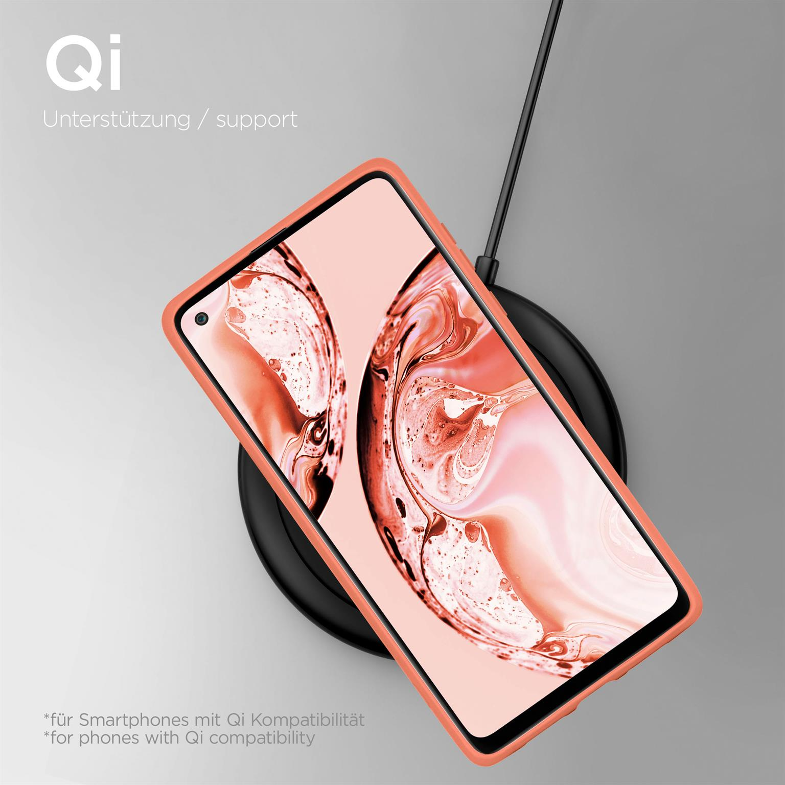 Telefon wird drahtlos auf einem Ladepad geladen. Telefon in orangefarbener Hülle. Schwarzes Ladepad.