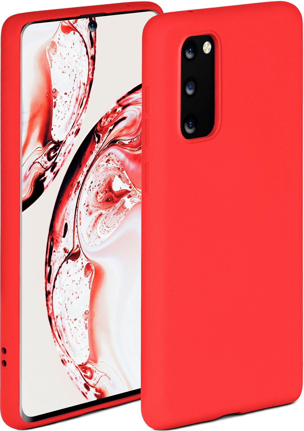 Ein rotes Telefon in einer passenden Hülle. Das Telefon hat drei Rückkameras.