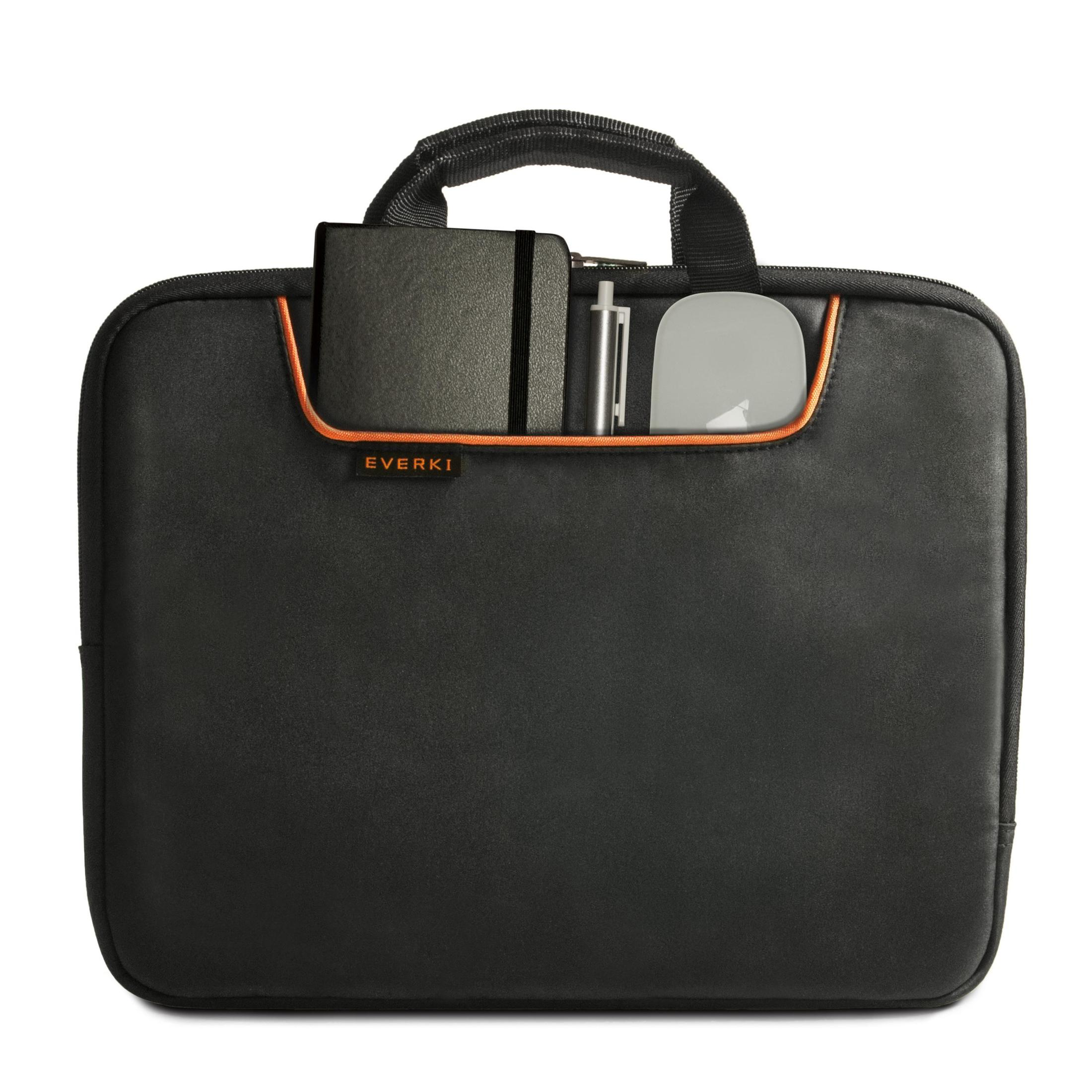 Schwarze Laptoptasche mit orangefarbenem Innenraum. Die Tasche enthält ein Notizbuch, einen Stift und eine Maus. Hintergrund weiß.