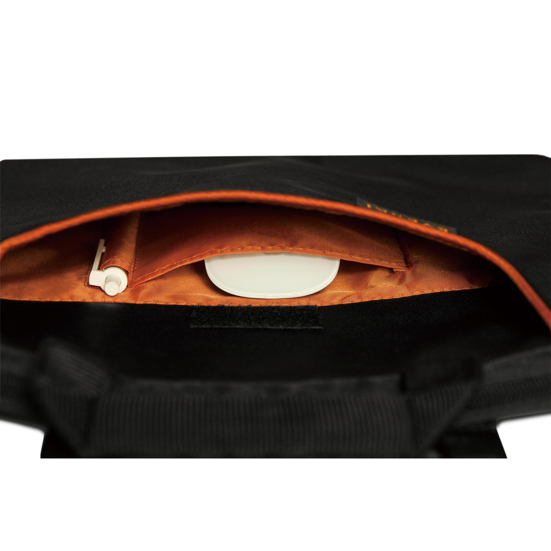 In einer schwarzen Tasche: Eine orangefarbene Tasche hält eine weiße Maus und einen weißen Stift.