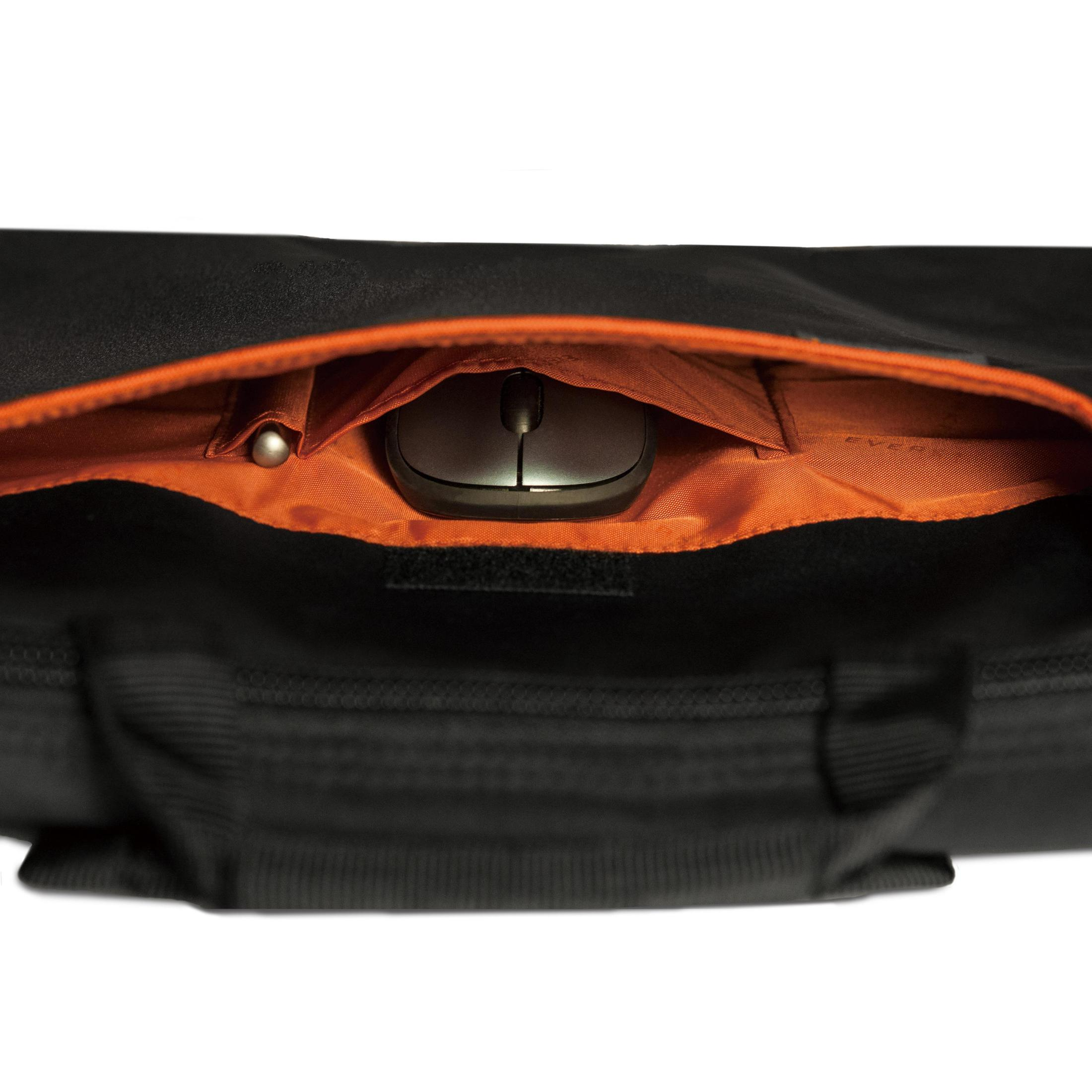 Offene Laptoptasche, mit einer Maus und Stiften in der Tasche.