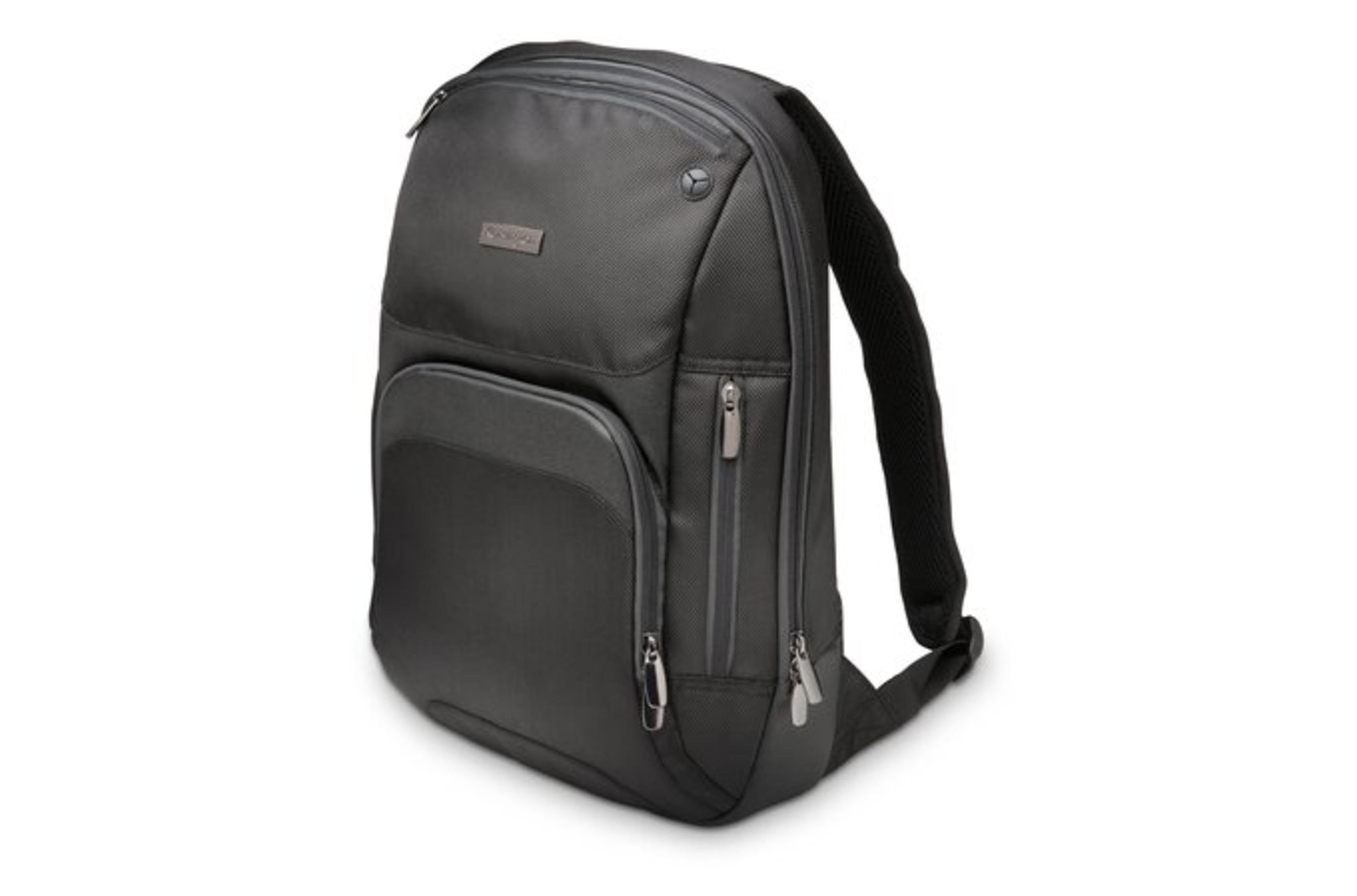 Ein dunkelgrauer Rucksack, isoliert auf weißem Hintergrund. Er hat mehrere Reißverschlussfächer und schwarze Träger.