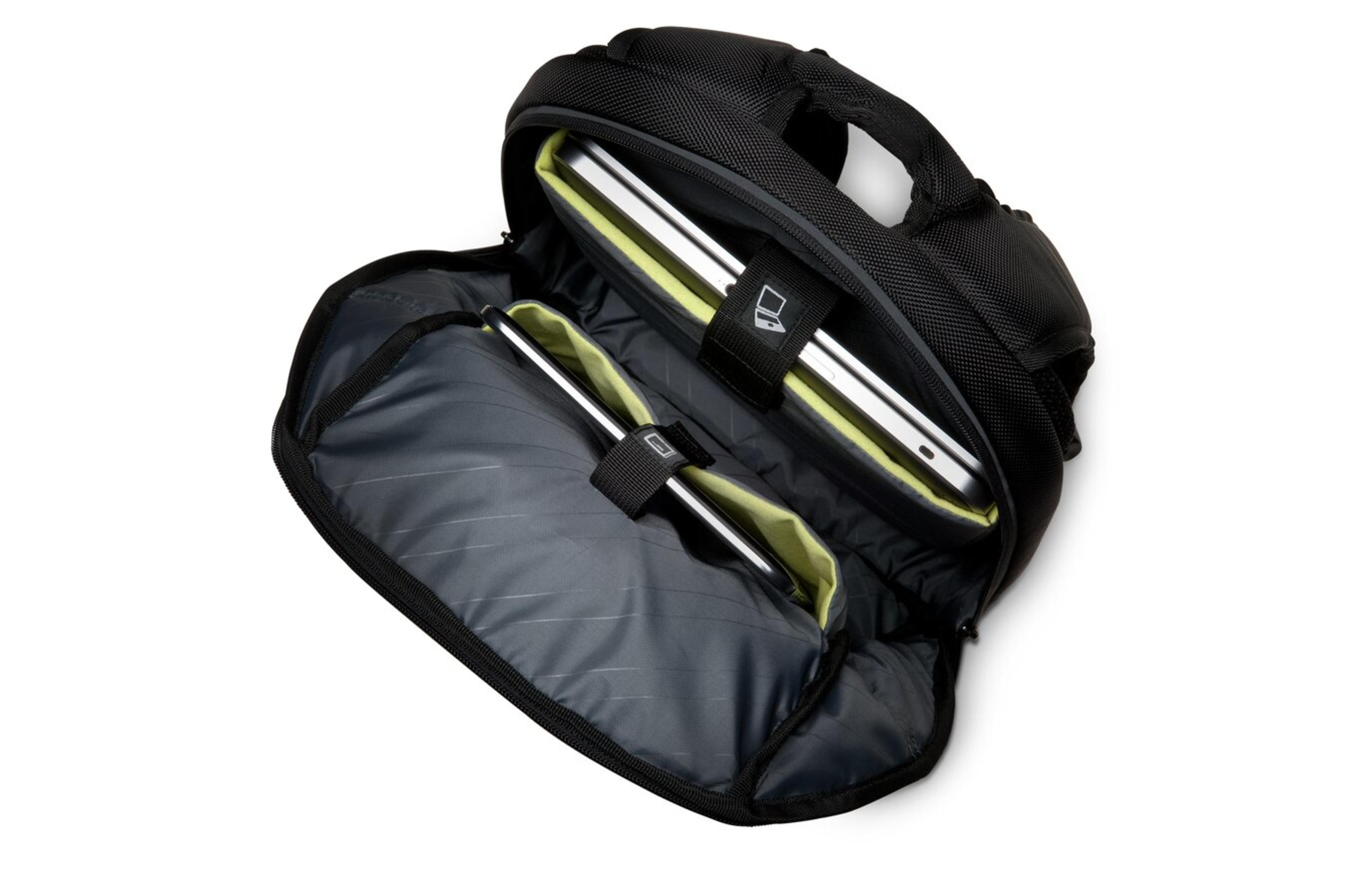 Schwarzer Rucksack, offen, um Laptop-Hüllen zu zeigen. Weißer Hintergrund.