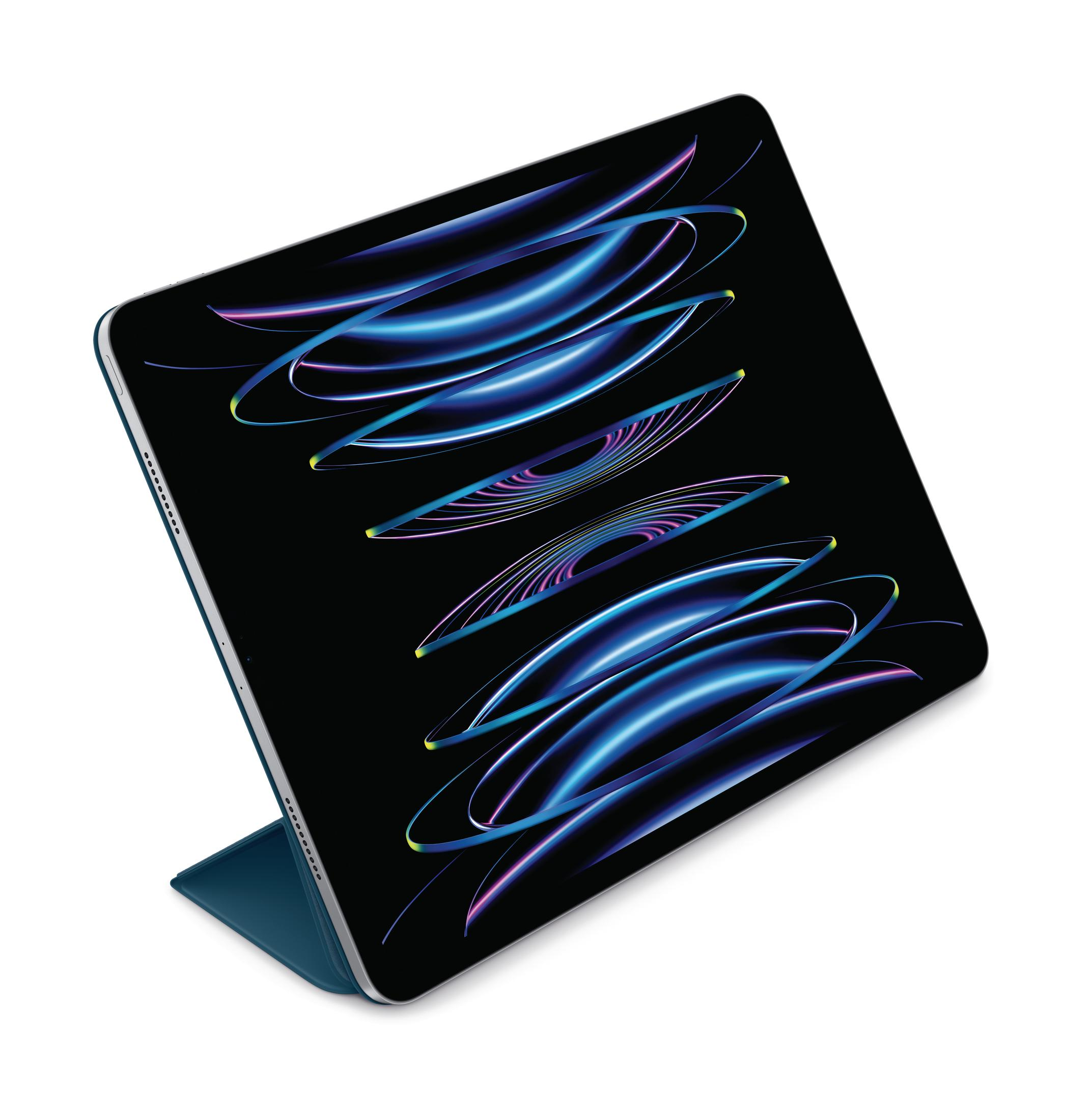 Tablette bleue avec couverture, inclinée, montrant un art abstrait coloré à l'écran.