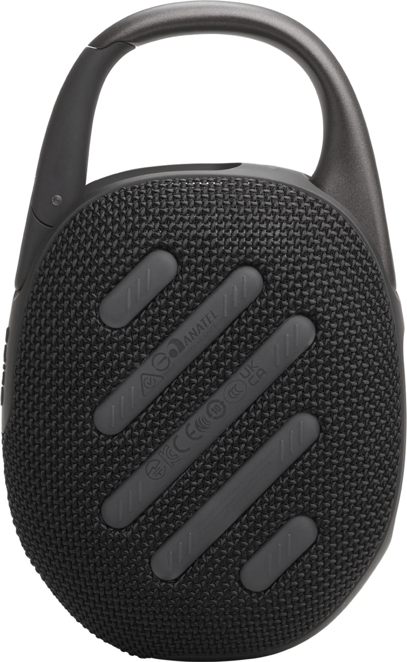 Altavoz negro con asa. Tiene una parte frontal texturizada y un clip.
