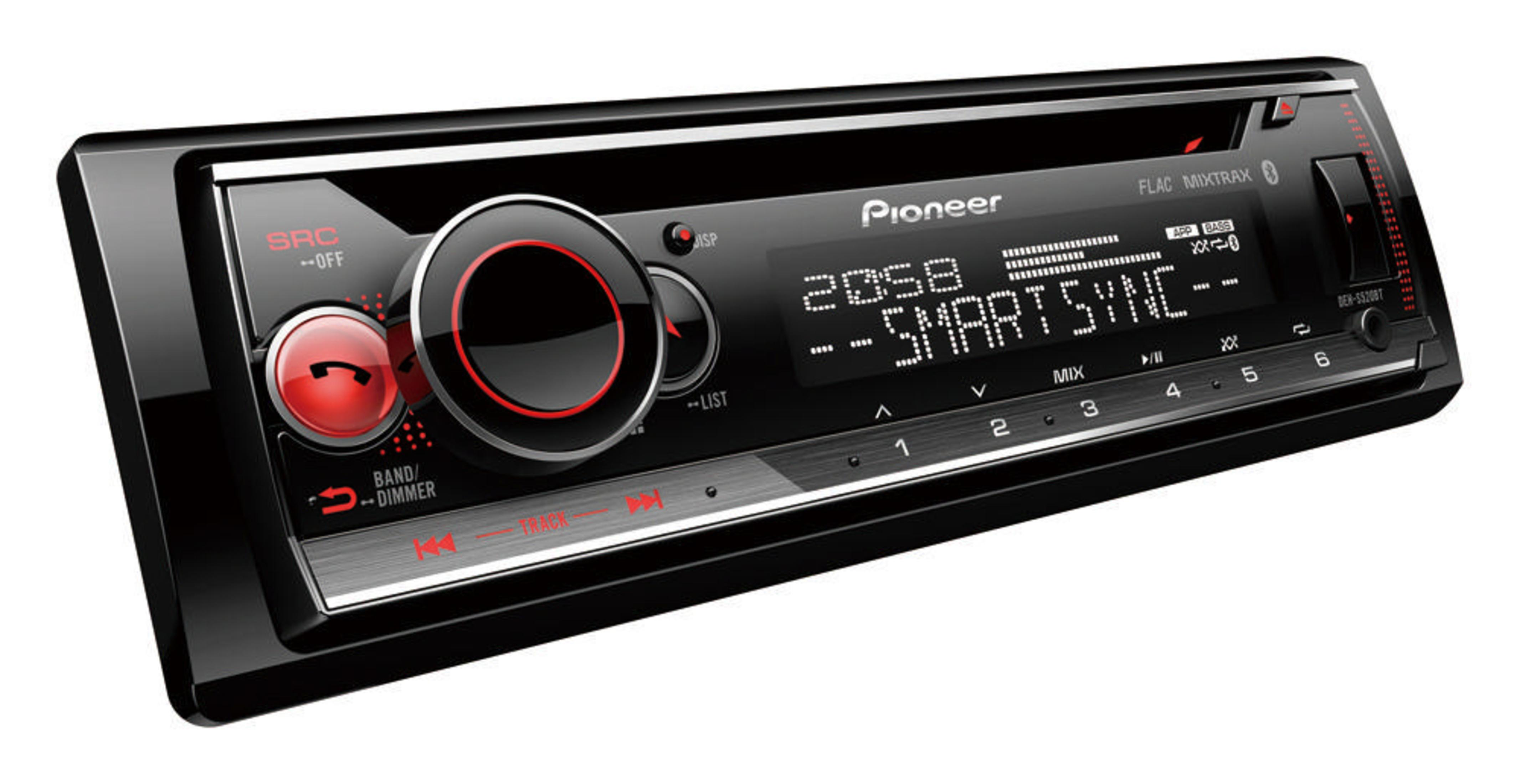 Una radio de coche negra con pantalla y botones sobre fondo blanco.