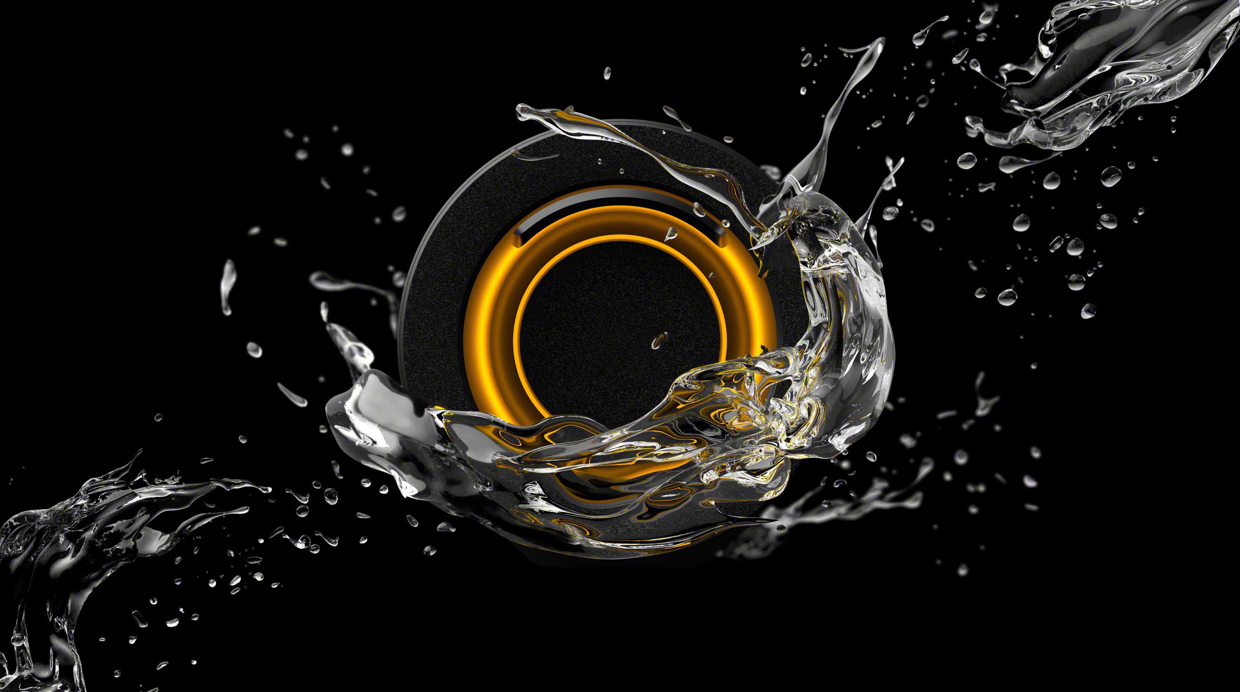 Sfondo nero con acqua che schizza attorno a un componente di altoparlante giallo.