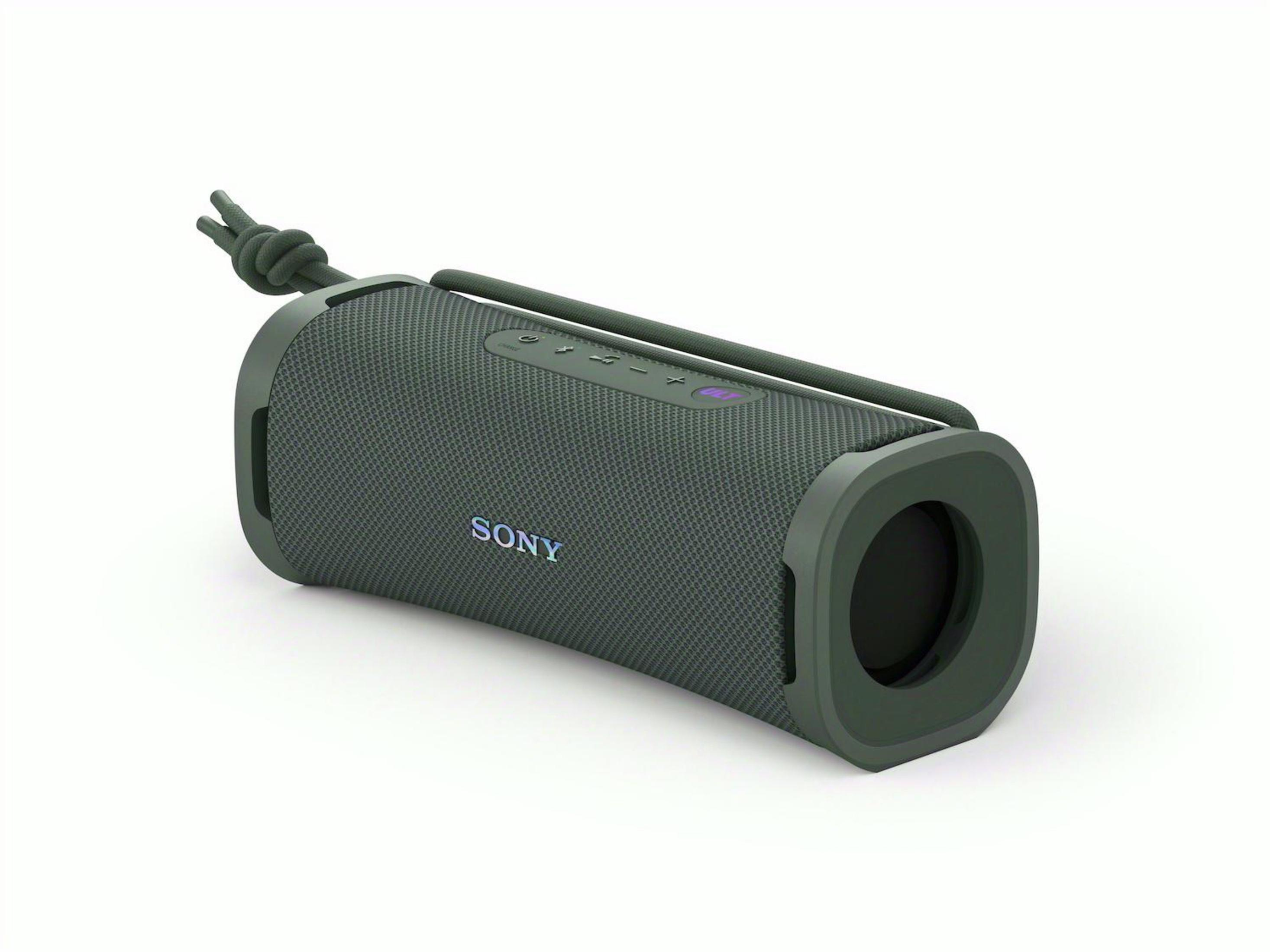 Altavoz Sony verde. Asa negra. Logotipo de Sony visible. Fondo blanco. Forma cilíndrica. Malla verde.