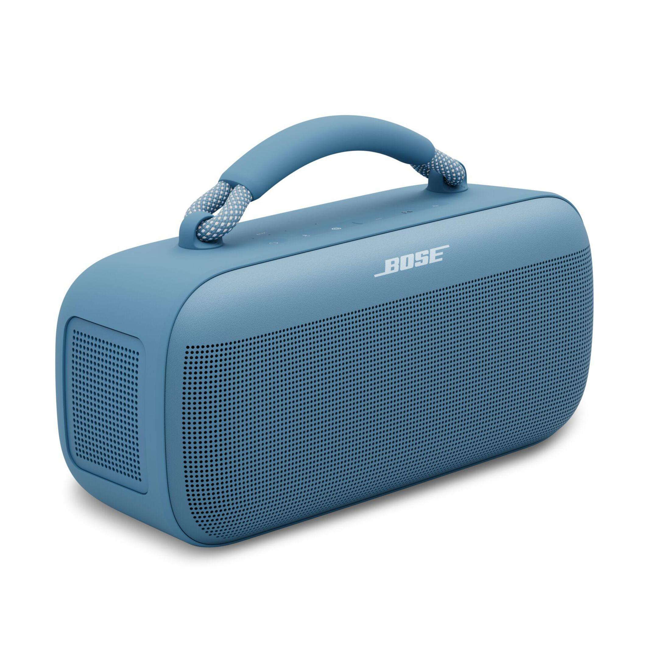 Altavoz Bose azul con asa, sobre fondo blanco, con paneles laterales tipo malla.