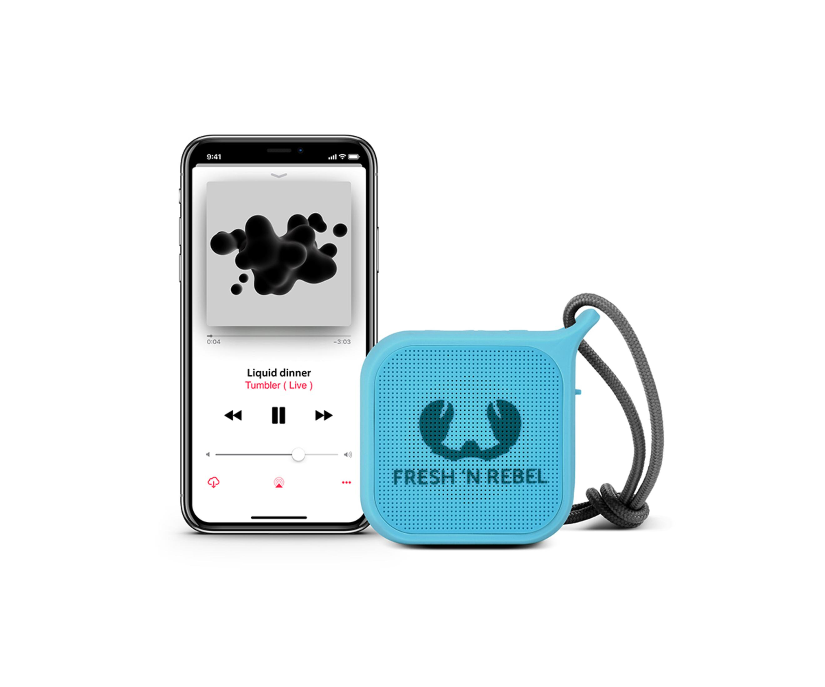 Niebieski głośnik Fresh 'n Rebel z telefonem odtwarzającym muzykę.