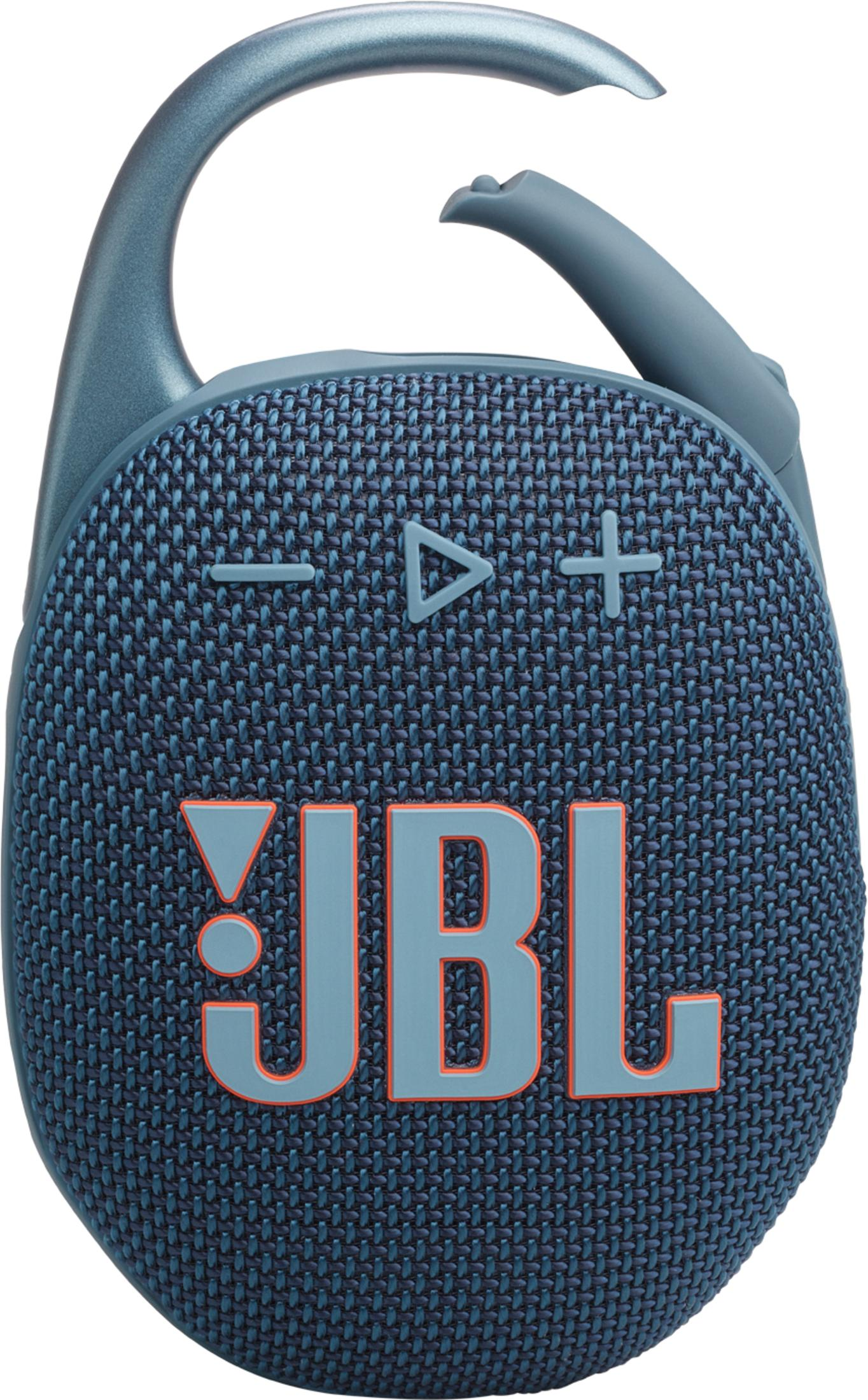 Une enceinte JBL Clip bleue et noire. Elle possède un mousqueton et des boutons plus/moins.
