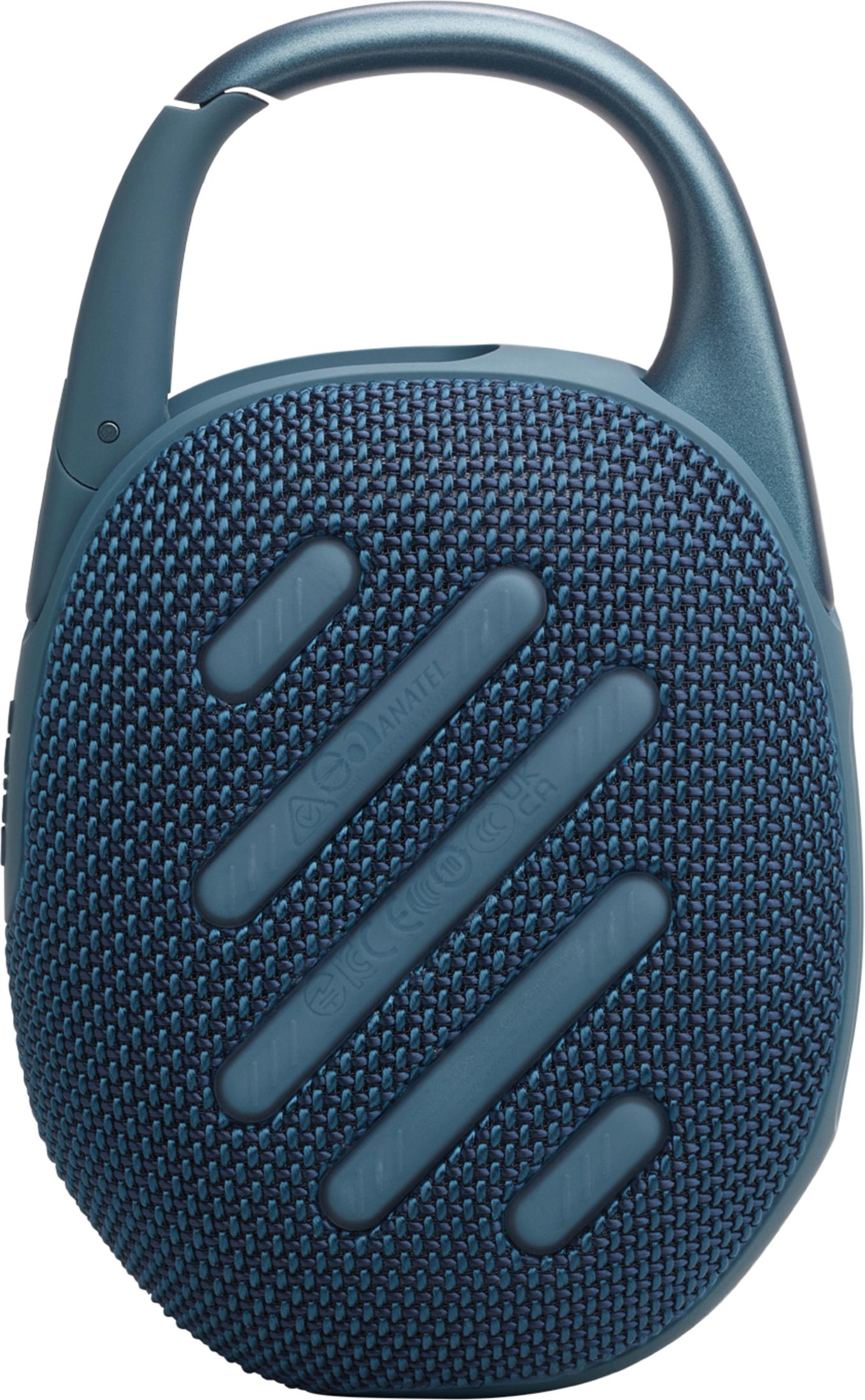 Haut-parleur bleu, avec un clip. Gros plan de la grille du haut-parleur, fond blanc.