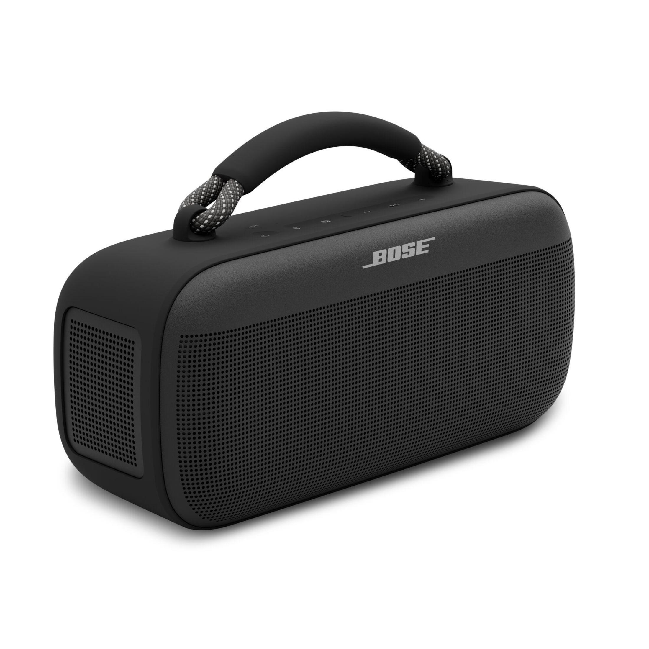 Altavoz Bose negro con asa. El altavoz tiene una rejilla frontal y un asa negra en la parte superior.