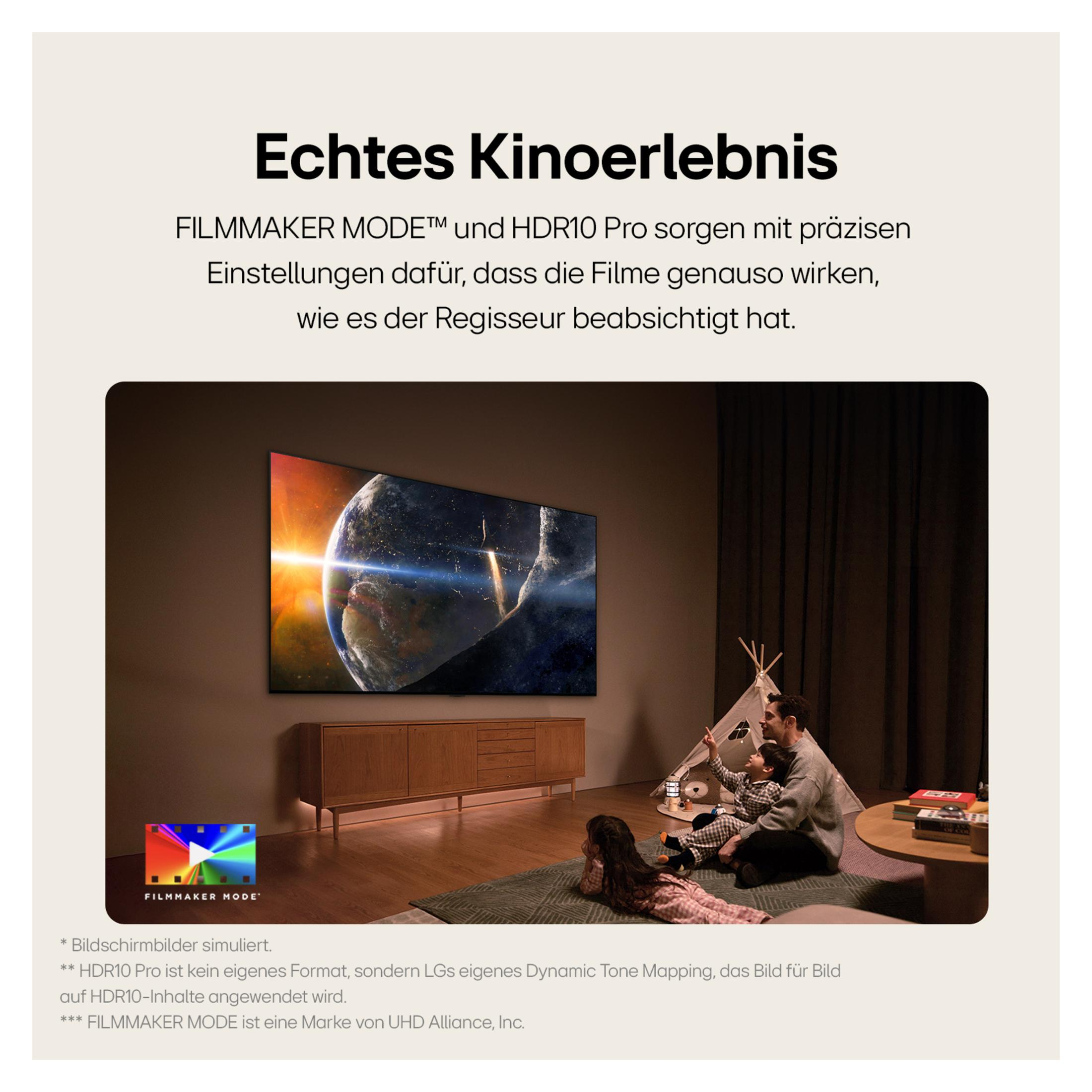 Rodzina ogląda telewizję. Duży ekran pokazuje planetę. Drewniana szafka poniżej.